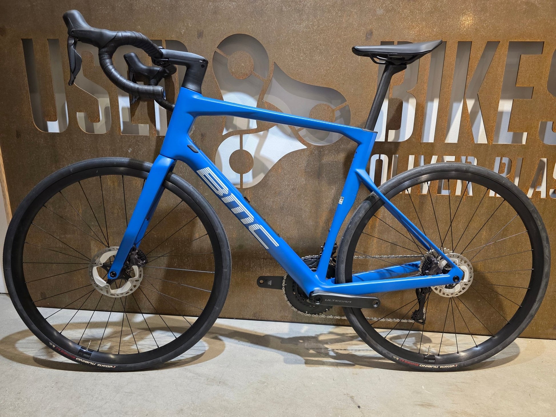 Rennrad von Bmc, BMC ROADMACHINE TWO / SHIMANO ULTEGRA DI2 / 58CM vor USEDBIKES - OB.DE Hintergrund