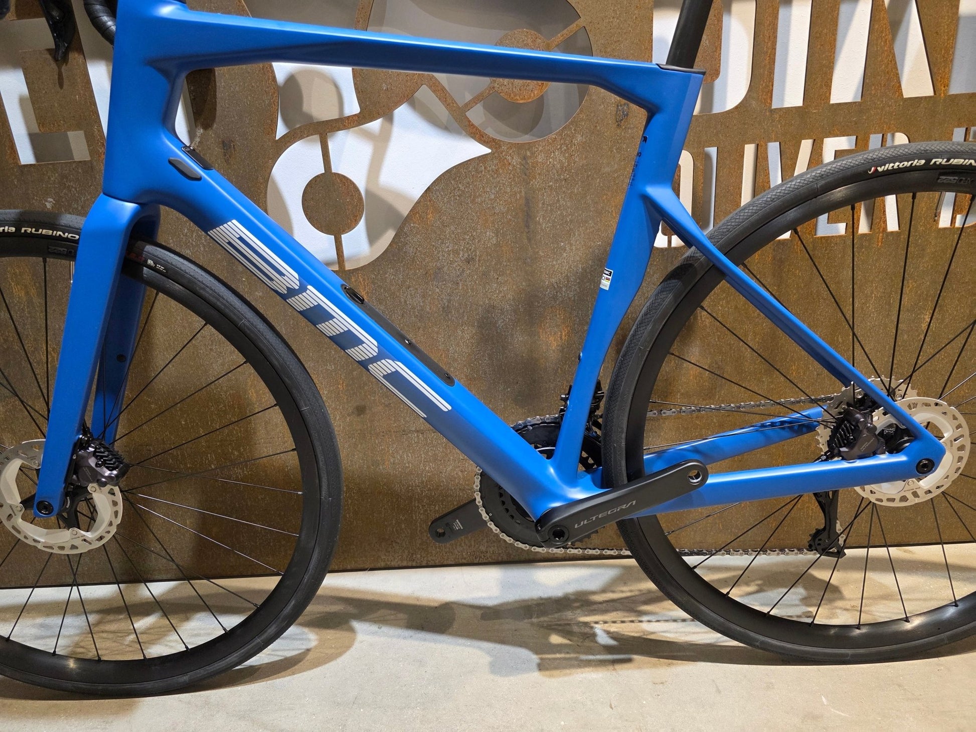 Rennrad von Bmc, BMC ROADMACHINE TWO / SHIMANO ULTEGRA DI2 / 58CM vor USEDBIKES - OB.DE Hintergrund