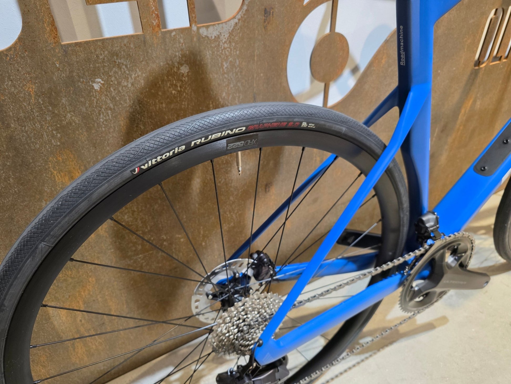 Rennrad von Bmc, BMC ROADMACHINE TWO / SHIMANO ULTEGRA DI2 / 58CM vor USEDBIKES - OB.DE Hintergrund