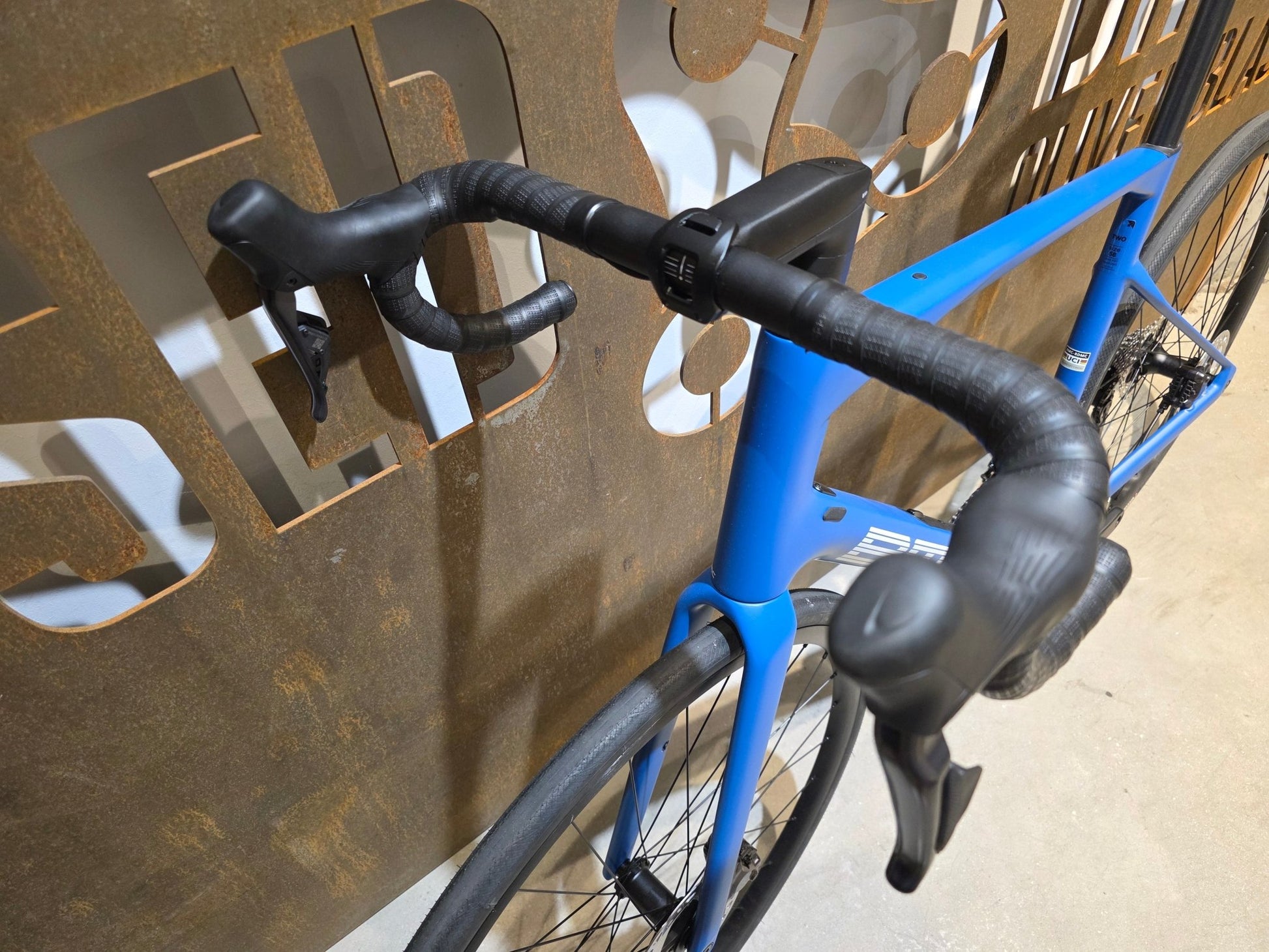 Rennrad von Bmc, BMC ROADMACHINE TWO / SHIMANO ULTEGRA DI2 / 58CM vor USEDBIKES - OB.DE Hintergrund