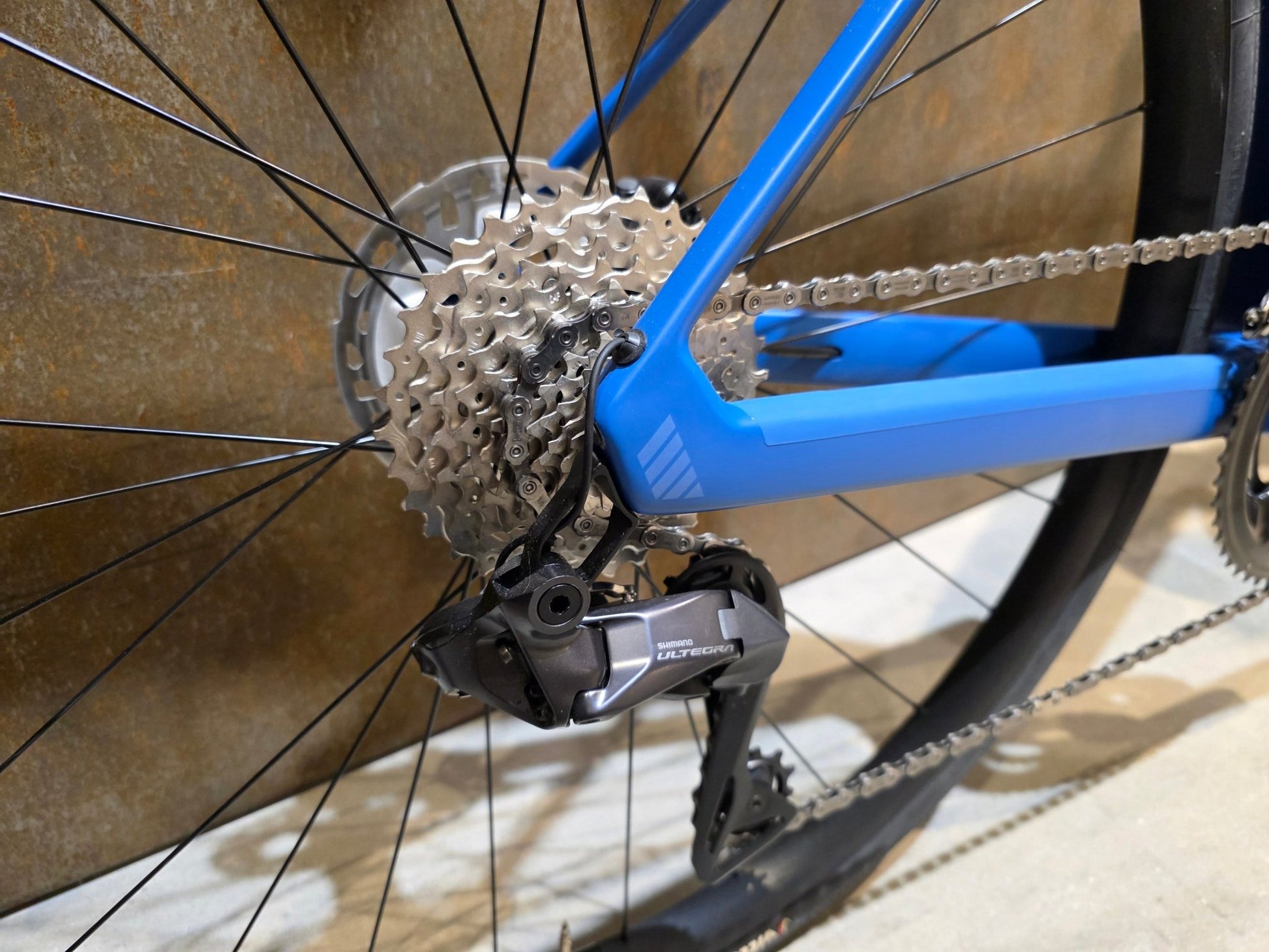 Rennrad von Bmc, BMC ROADMACHINE TWO / SHIMANO ULTEGRA DI2 / 58CM vor USEDBIKES - OB.DE Hintergrund