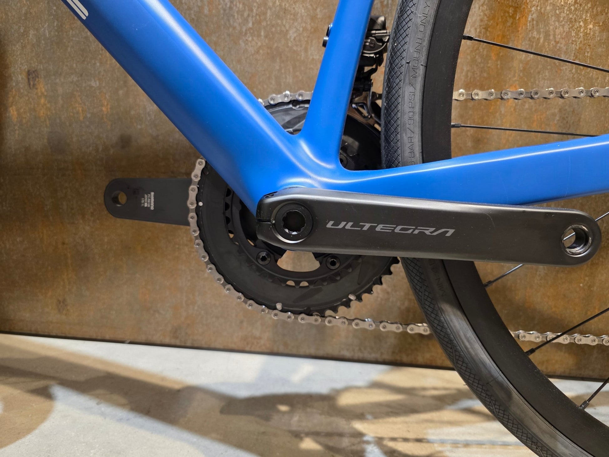 Rennrad von Bmc, BMC ROADMACHINE TWO / SHIMANO ULTEGRA DI2 / 58CM vor USEDBIKES - OB.DE Hintergrund