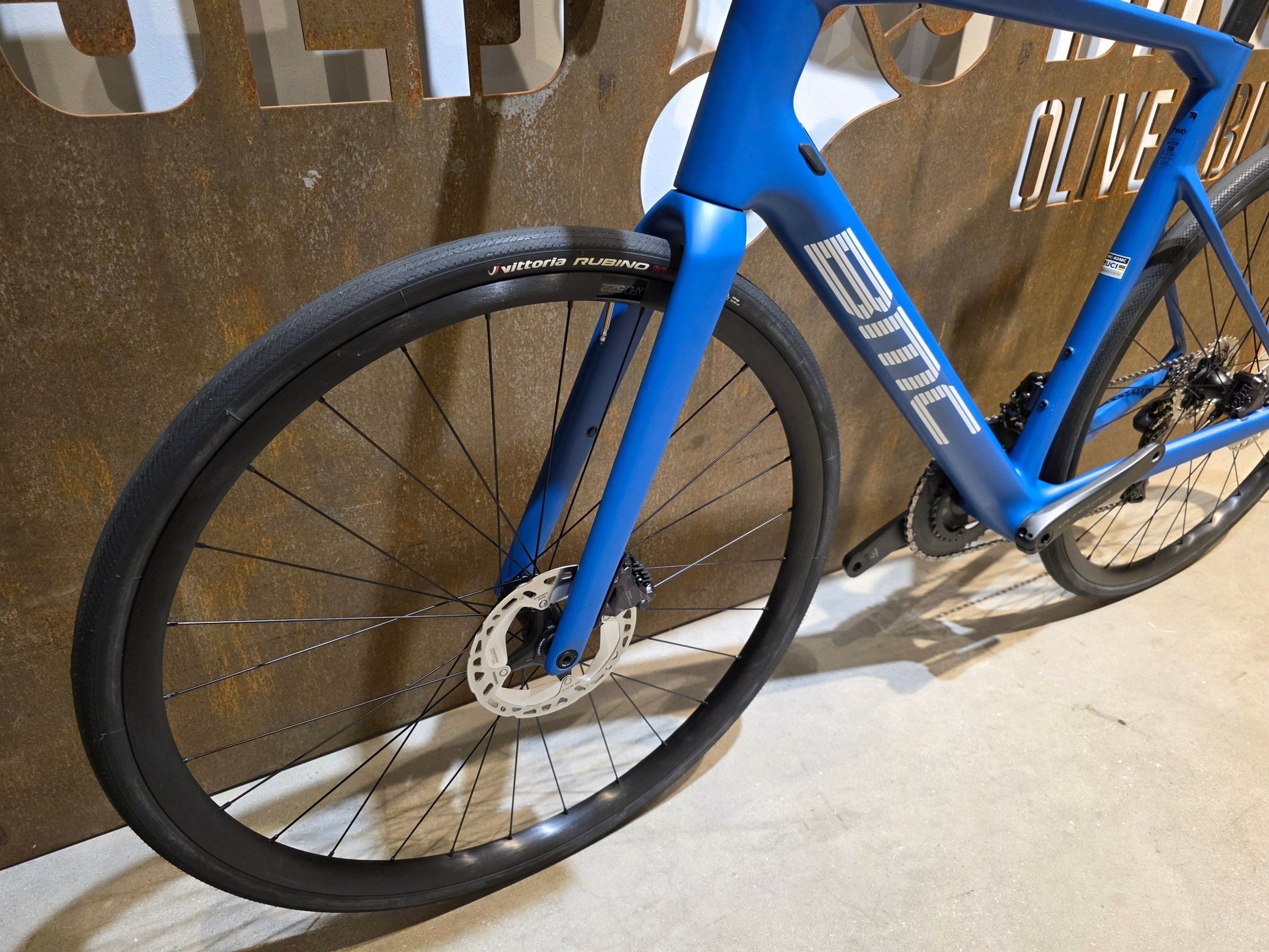 Rennrad von Bmc, BMC ROADMACHINE TWO / SHIMANO ULTEGRA DI2 / 58CM vor USEDBIKES - OB.DE Hintergrund