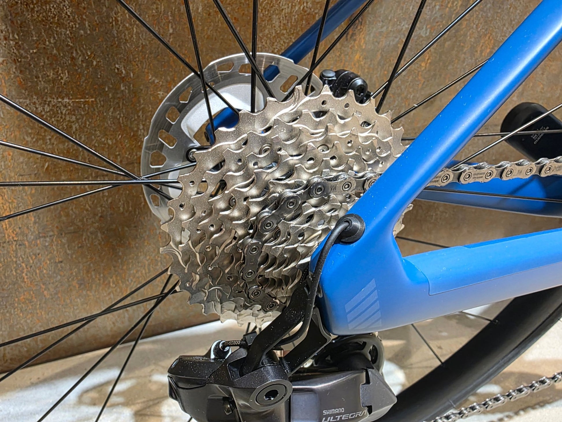 Rennrad von Bmc, BMC ROADMACHINE TWO / SHIMANO ULTEGRA DI2 / 58CM vor USEDBIKES - OB.DE Hintergrund