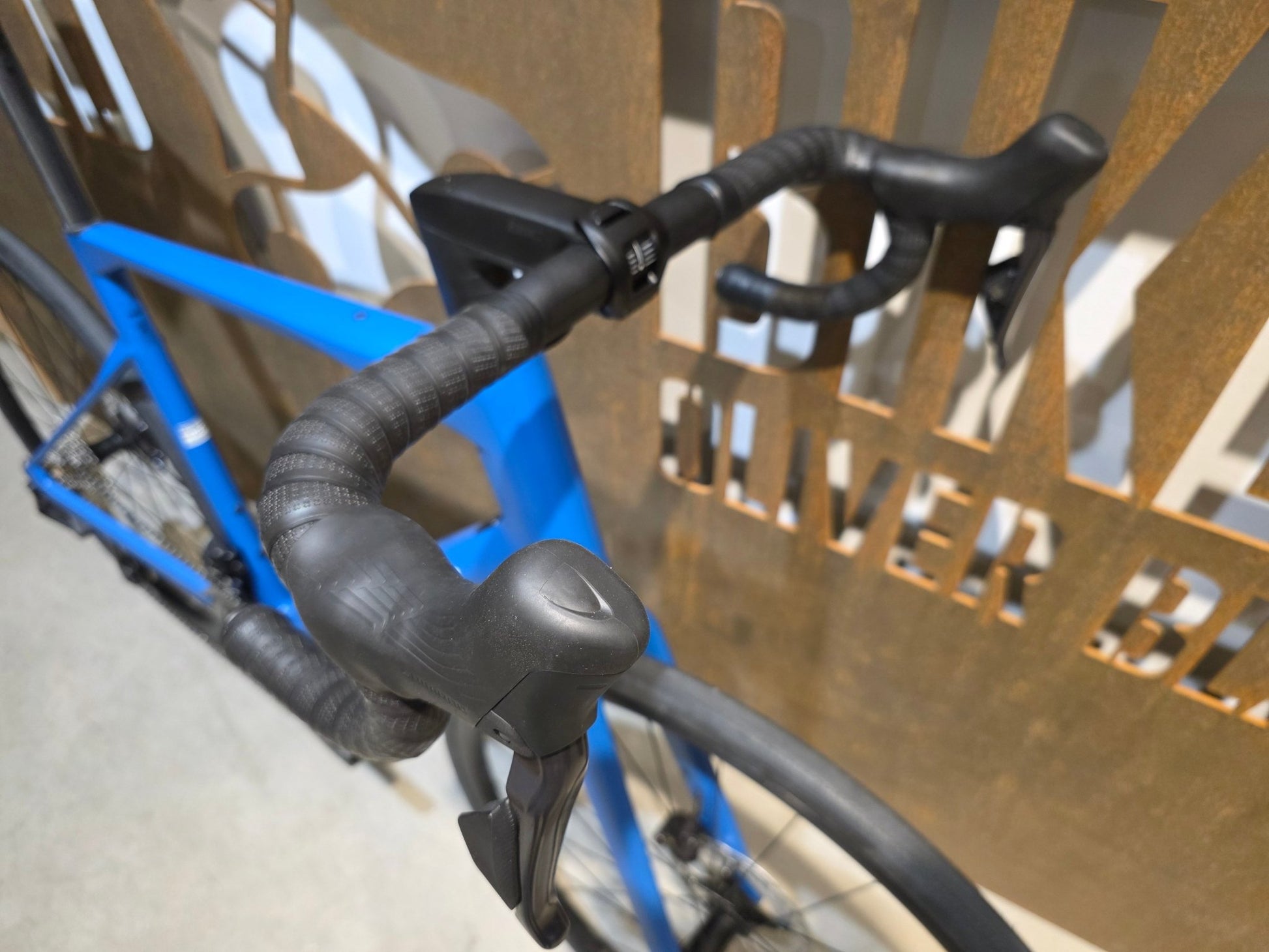 Rennrad von Bmc, BMC ROADMACHINE TWO / SHIMANO ULTEGRA DI2 / 58CM vor USEDBIKES - OB.DE Hintergrund