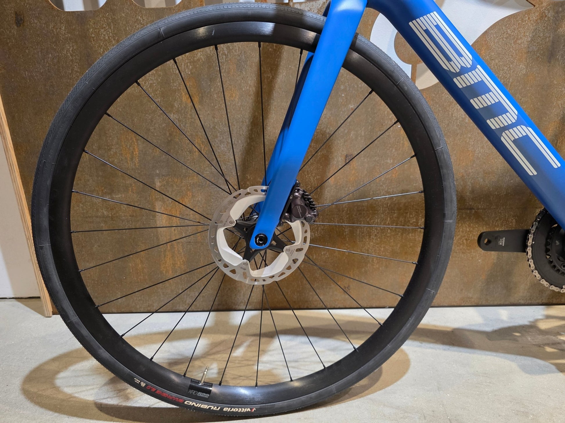 Rennrad von Bmc, BMC ROADMACHINE TWO / SHIMANO ULTEGRA DI2 / 58CM vor USEDBIKES - OB.DE Hintergrund