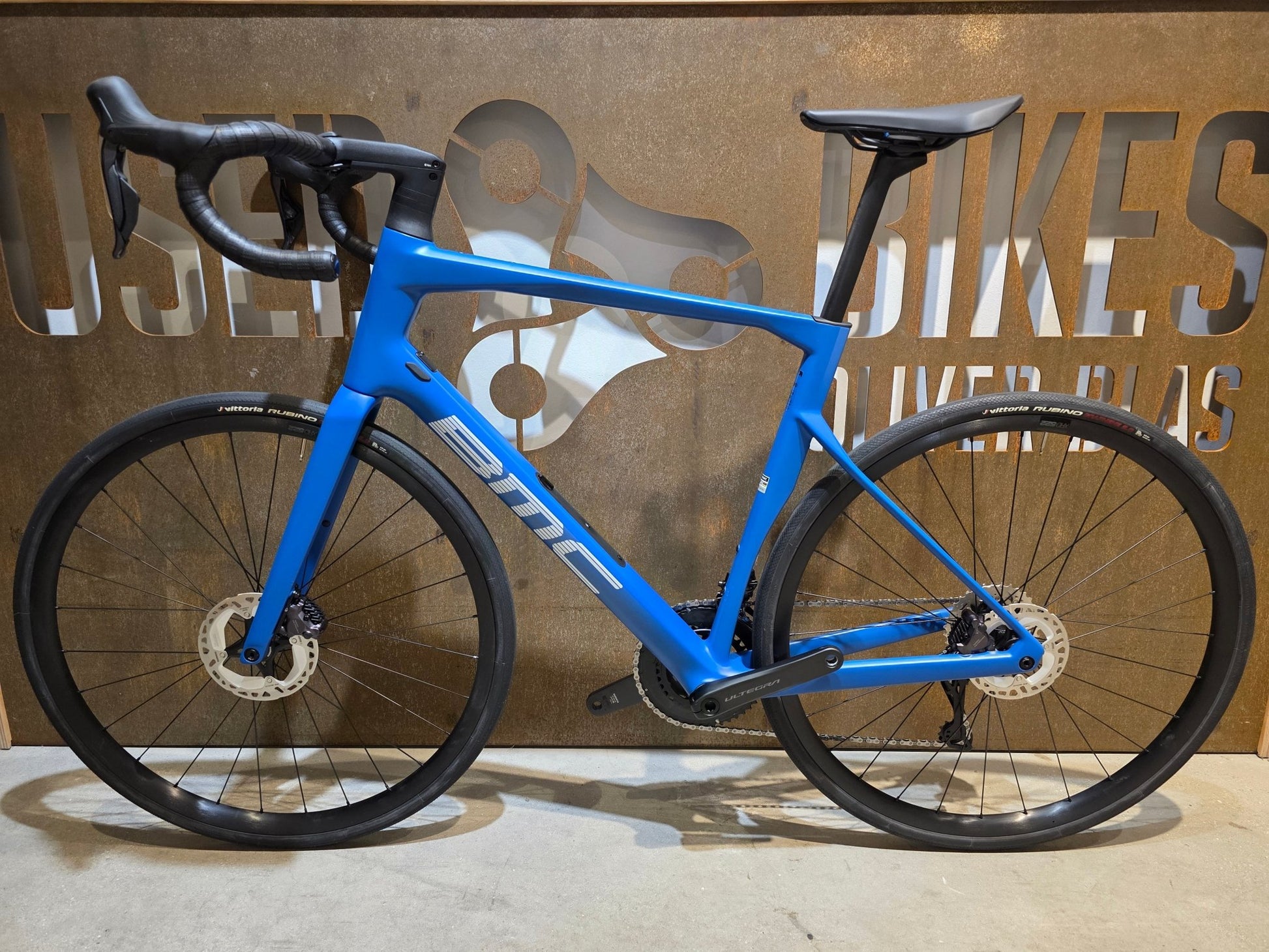 Rennrad von Bmc, BMC ROADMACHINE TWO / SHIMANO ULTEGRA DI2 / 58CM vor USEDBIKES - OB.DE Hintergrund