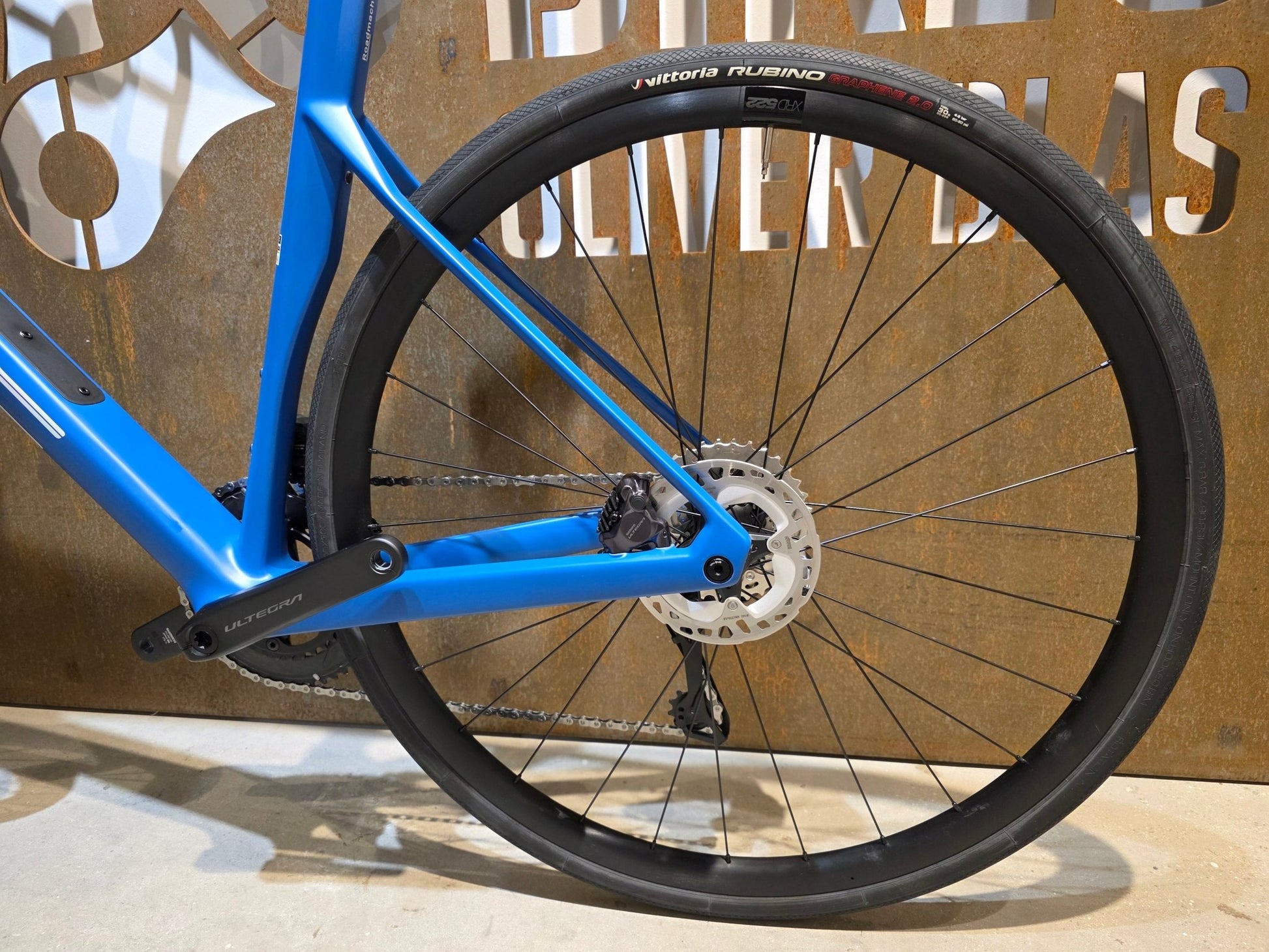 Rennrad von Bmc, BMC ROADMACHINE TWO / SHIMANO ULTEGRA DI2 / 58CM vor USEDBIKES - OB.DE Hintergrund