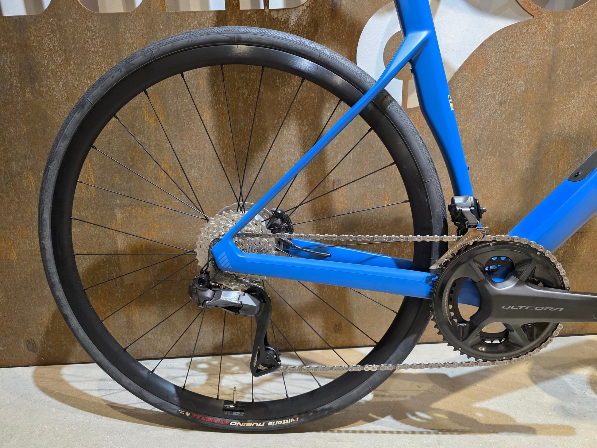 Rennrad von Bmc, BMC ROADMACHINE TWO / SHIMANO ULTEGRA DI2 / 58CM vor USEDBIKES - OB.DE Hintergrund