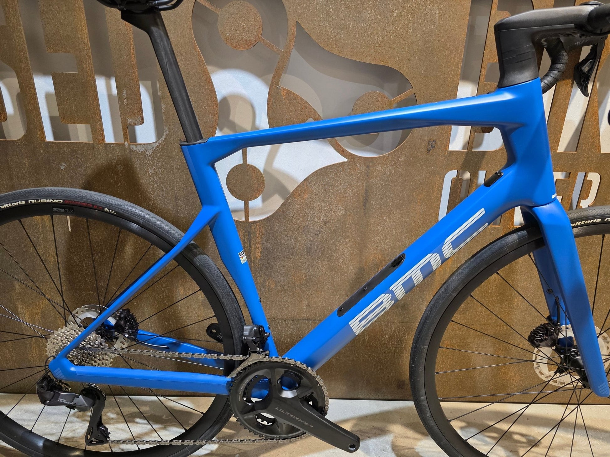 Rennrad von Bmc, BMC ROADMACHINE TWO / SHIMANO ULTEGRA DI2 / 58CM vor USEDBIKES - OB.DE Hintergrund