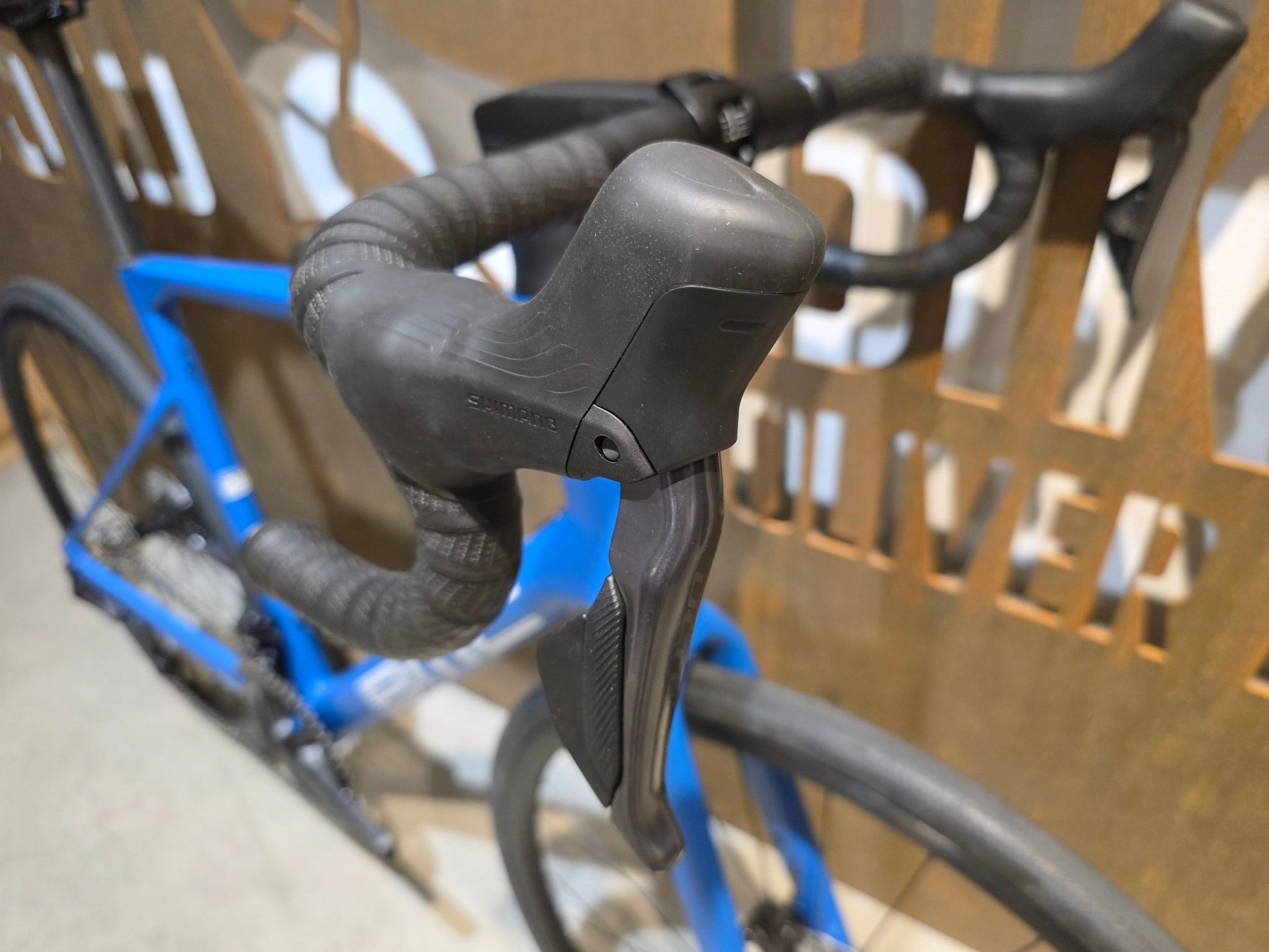 Rennrad von Bmc, BMC ROADMACHINE TWO / SHIMANO ULTEGRA DI2 / 58CM vor USEDBIKES - OB.DE Hintergrund