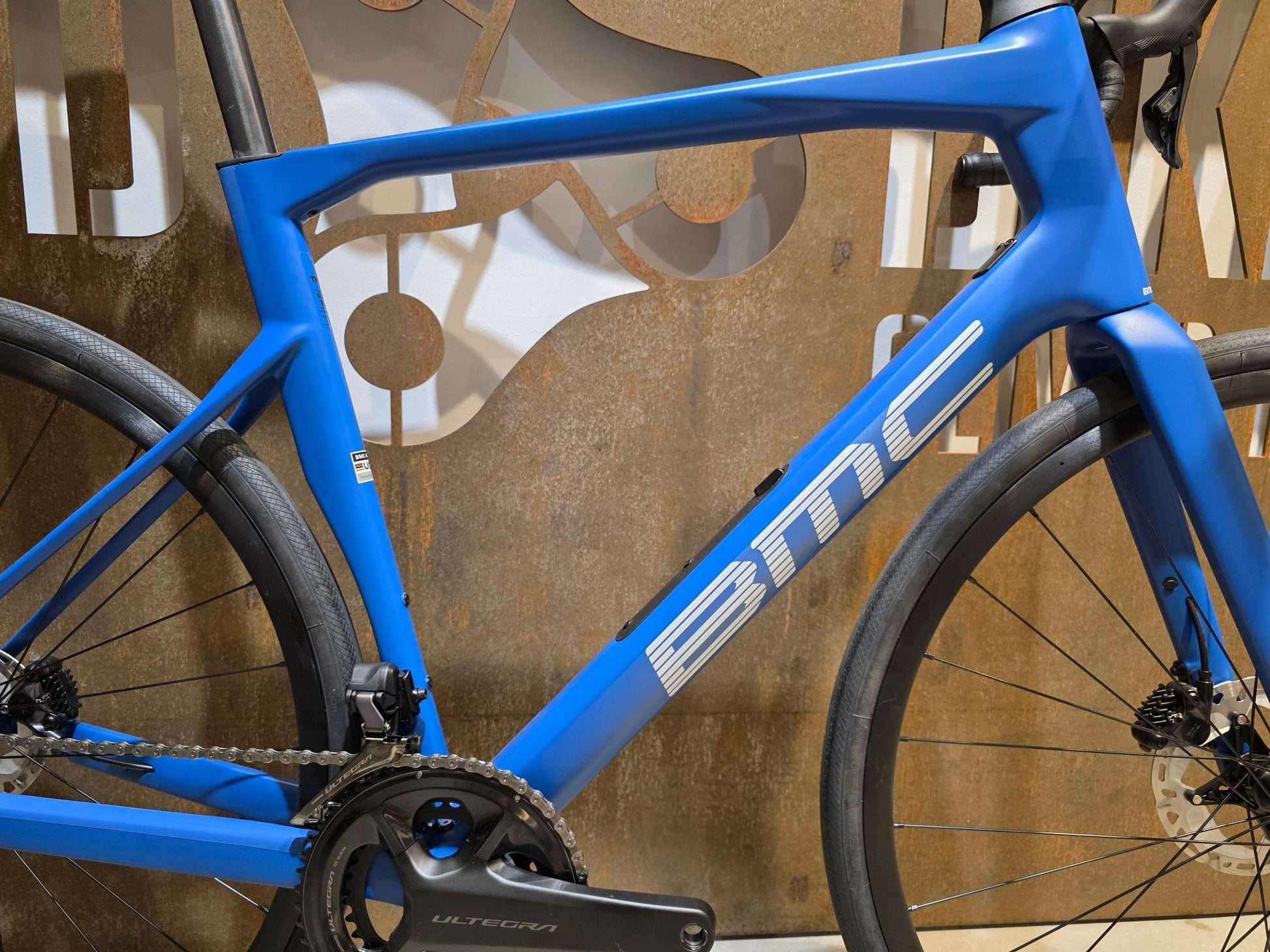 Rennrad von Bmc, BMC ROADMACHINE TWO / SHIMANO ULTEGRA DI2 / 58CM vor USEDBIKES - OB.DE Hintergrund