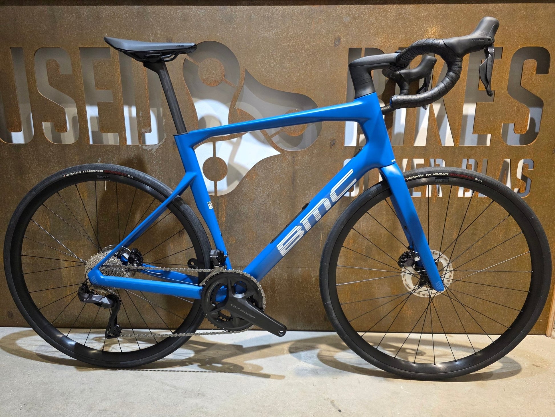 Rennrad von Bmc, BMC ROADMACHINE TWO / SHIMANO ULTEGRA DI2 / 58CM vor USEDBIKES - OB.DE Hintergrund