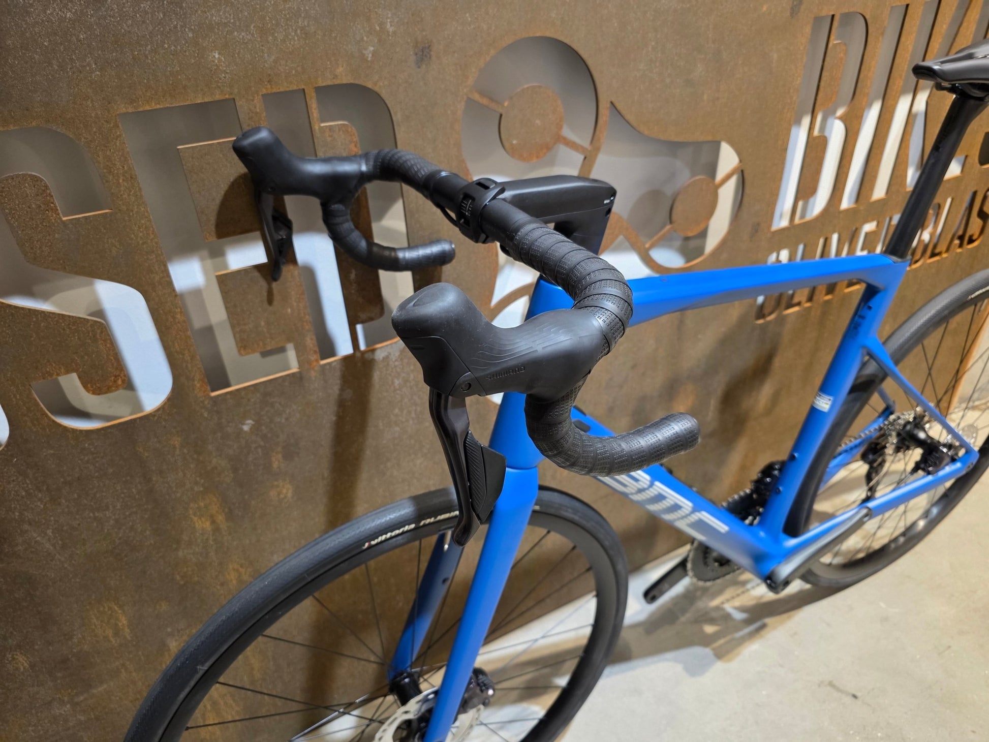 Rennrad von Bmc, BMC ROADMACHINE TWO / SHIMANO ULTEGRA DI2 / 58CM vor USEDBIKES - OB.DE Hintergrund