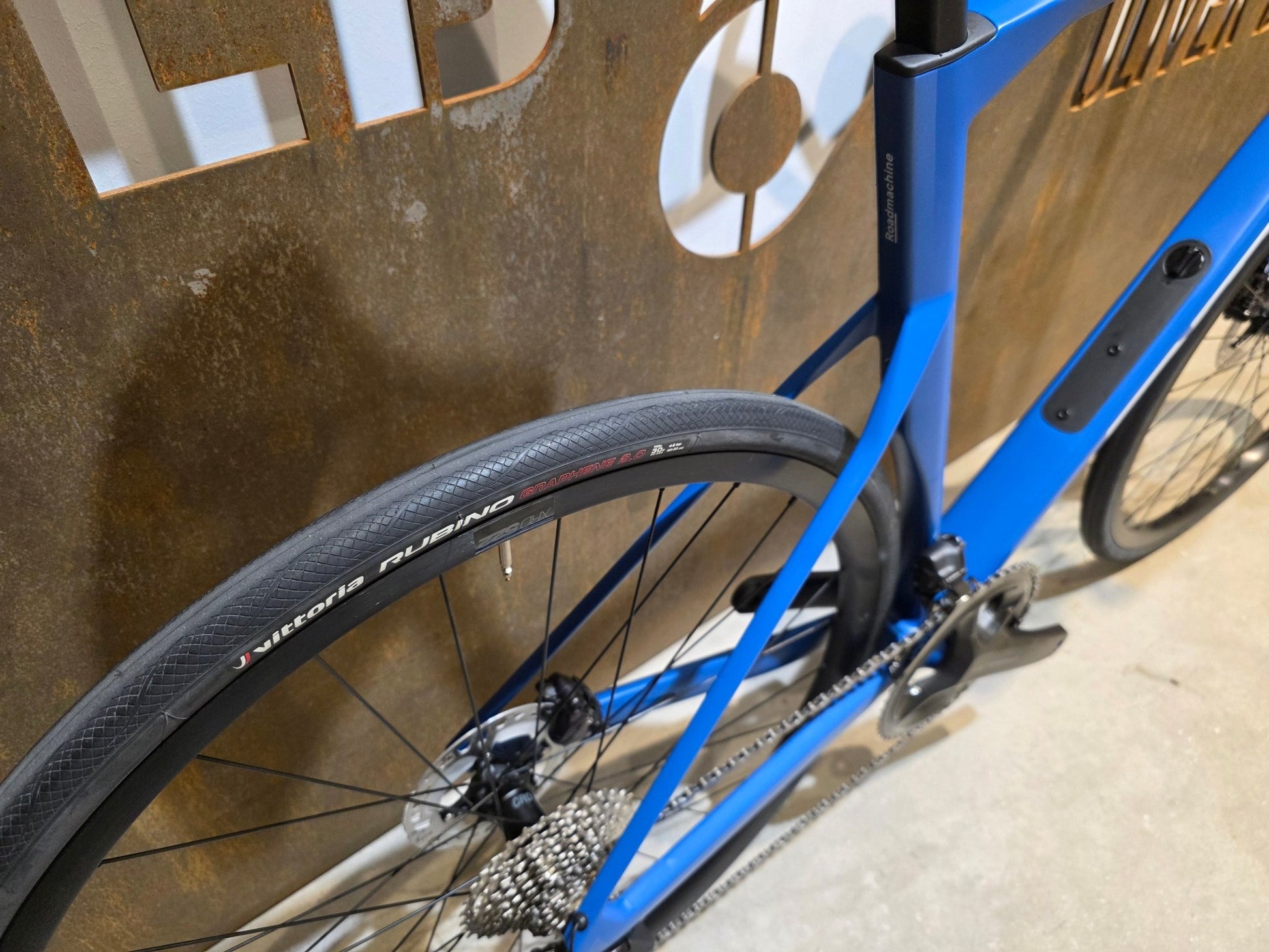 Rennrad von Bmc, BMC ROADMACHINE TWO / SHIMANO ULTEGRA DI2 / 61CM vor USEDBIKES - OB.DE Hintergrund