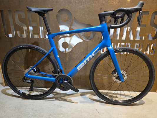 Rennrad von Bmc, BMC ROADMACHINE TWO / SHIMANO ULTEGRA DI2 / 61CM vor USEDBIKES - OB.DE Hintergrund