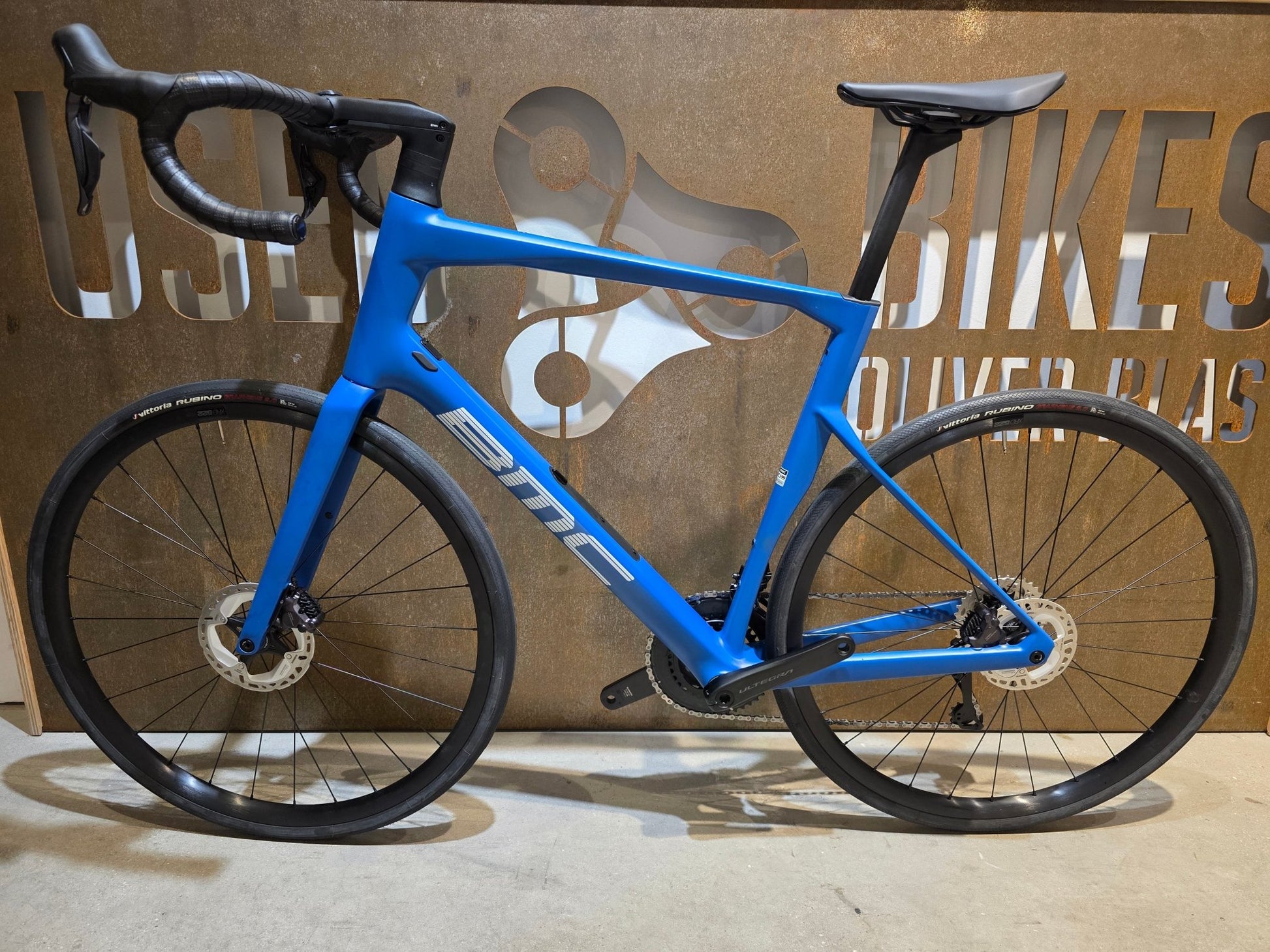 Rennrad von Bmc, BMC ROADMACHINE TWO / SHIMANO ULTEGRA DI2 / 61CM vor USEDBIKES - OB.DE Hintergrund