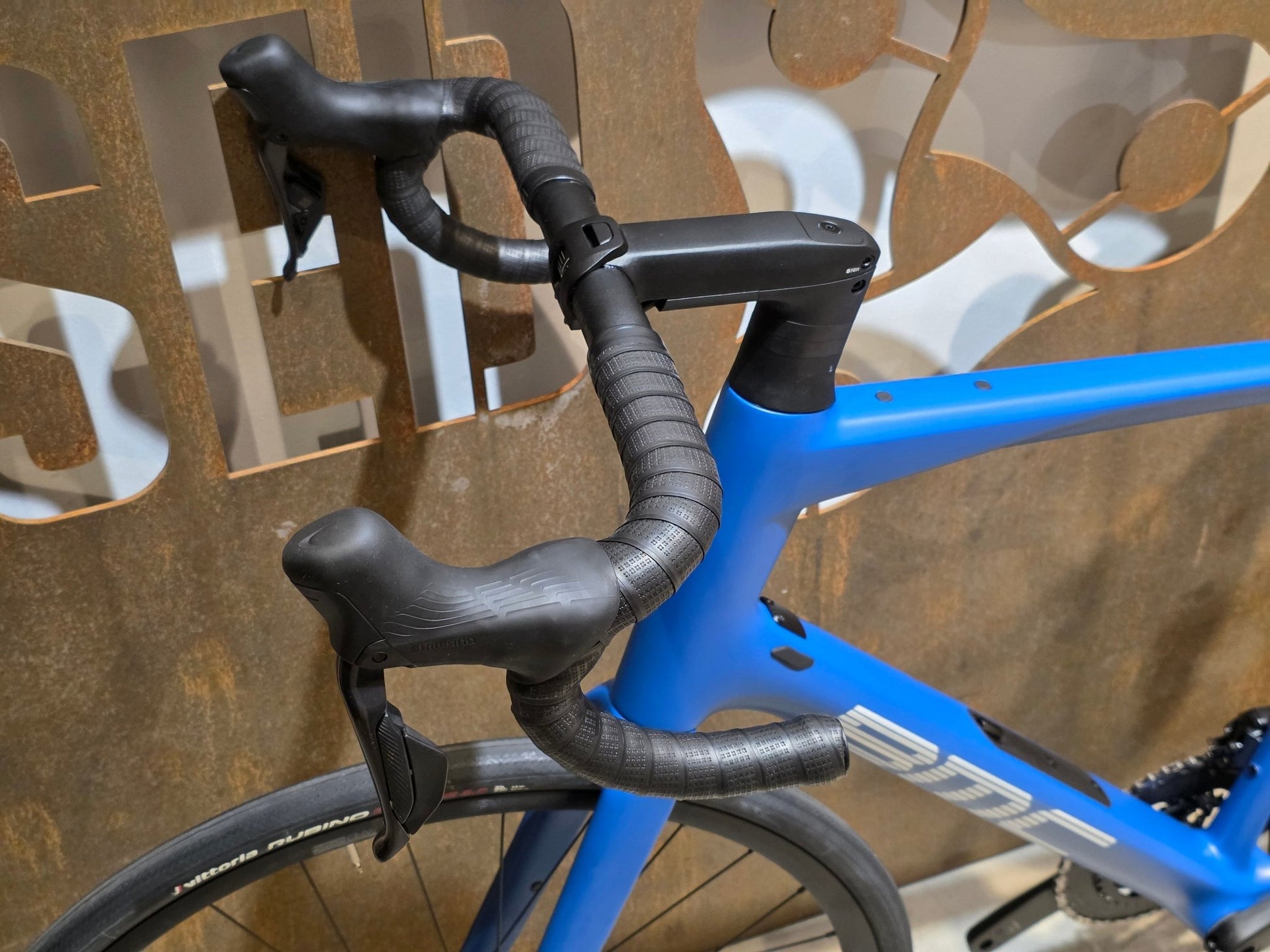 Rennrad von Bmc, BMC ROADMACHINE TWO / SHIMANO ULTEGRA DI2 / 61CM vor USEDBIKES - OB.DE Hintergrund