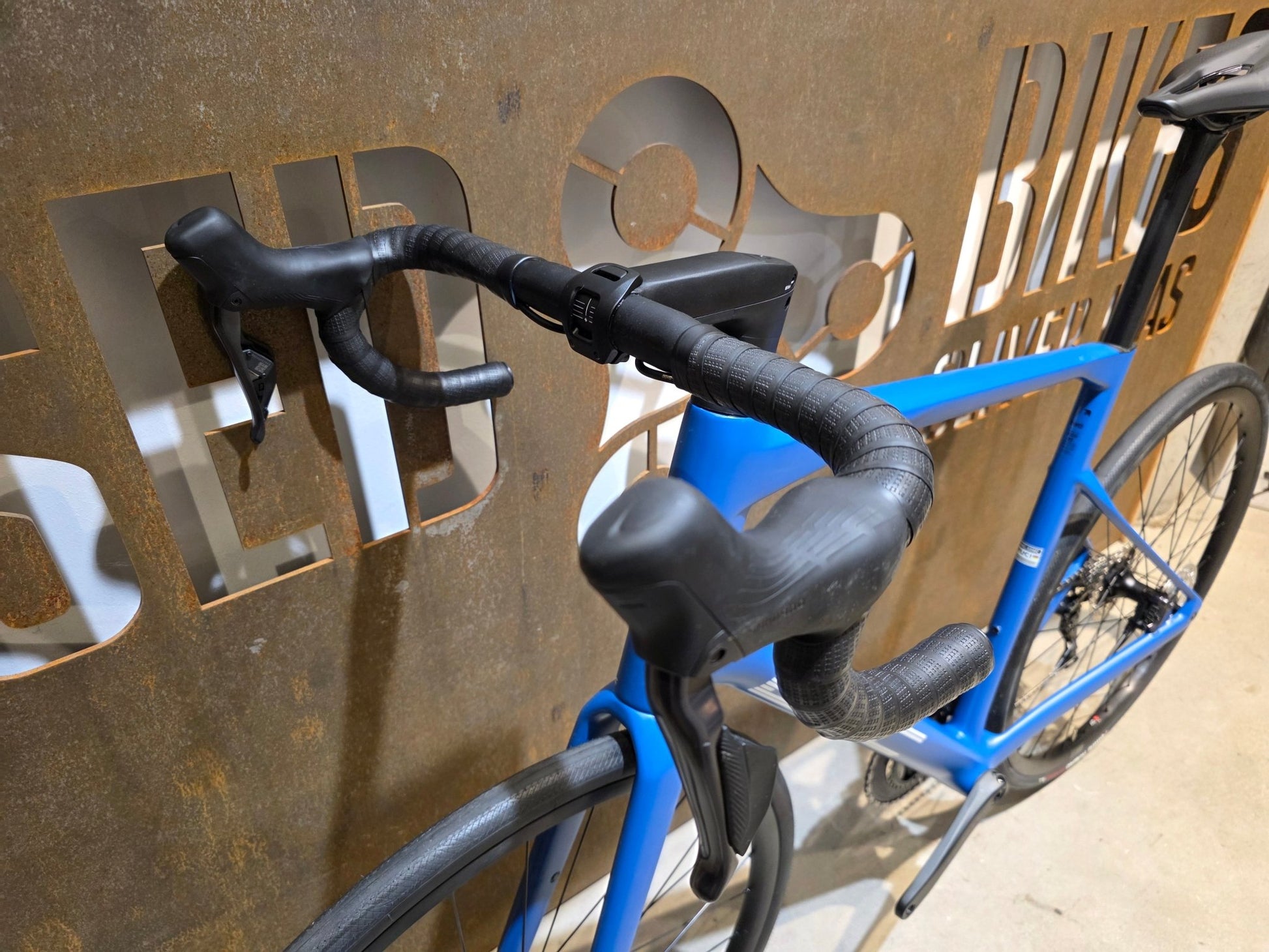 Rennrad von Bmc, BMC ROADMACHINE TWO / SHIMANO ULTEGRA DI2 / 61CM vor USEDBIKES - OB.DE Hintergrund