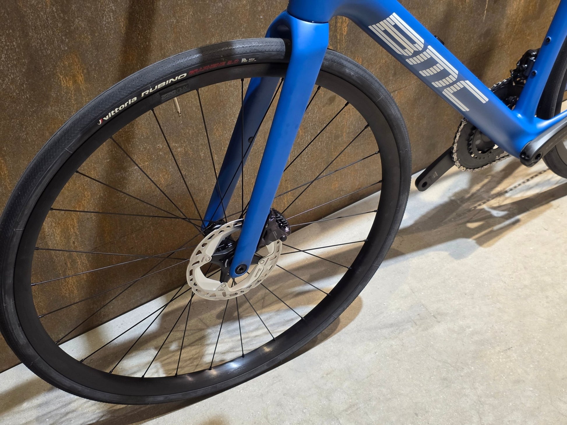 Rennrad von Bmc, BMC ROADMACHINE TWO / SHIMANO ULTEGRA DI2 / 61CM vor USEDBIKES - OB.DE Hintergrund