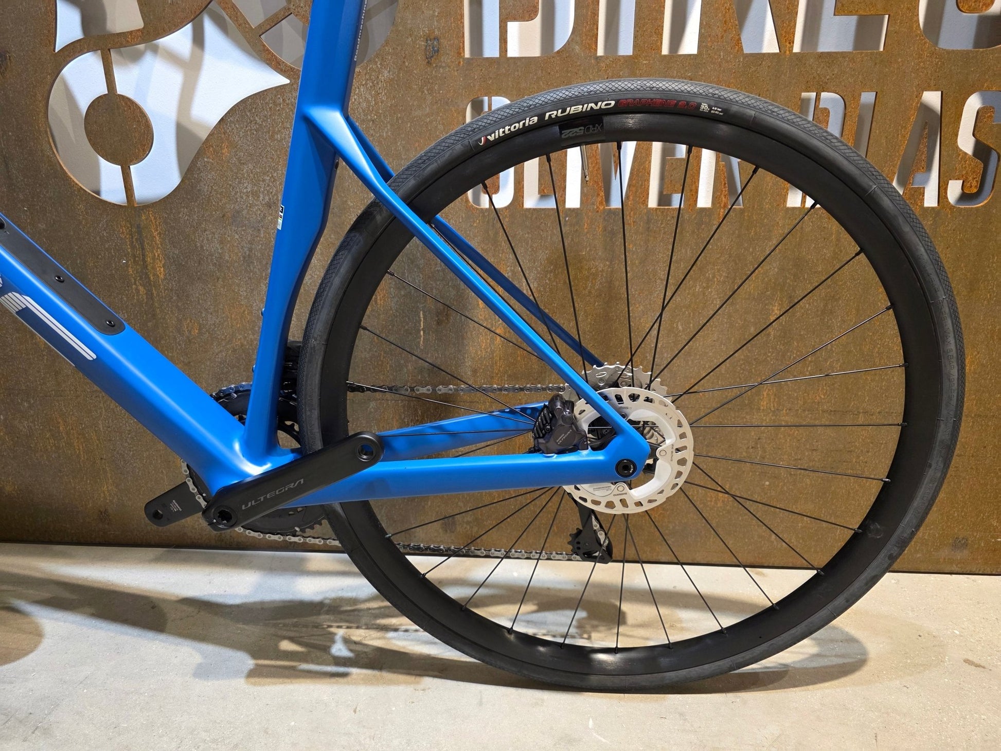 Rennrad von Bmc, BMC ROADMACHINE TWO / SHIMANO ULTEGRA DI2 / 61CM vor USEDBIKES - OB.DE Hintergrund