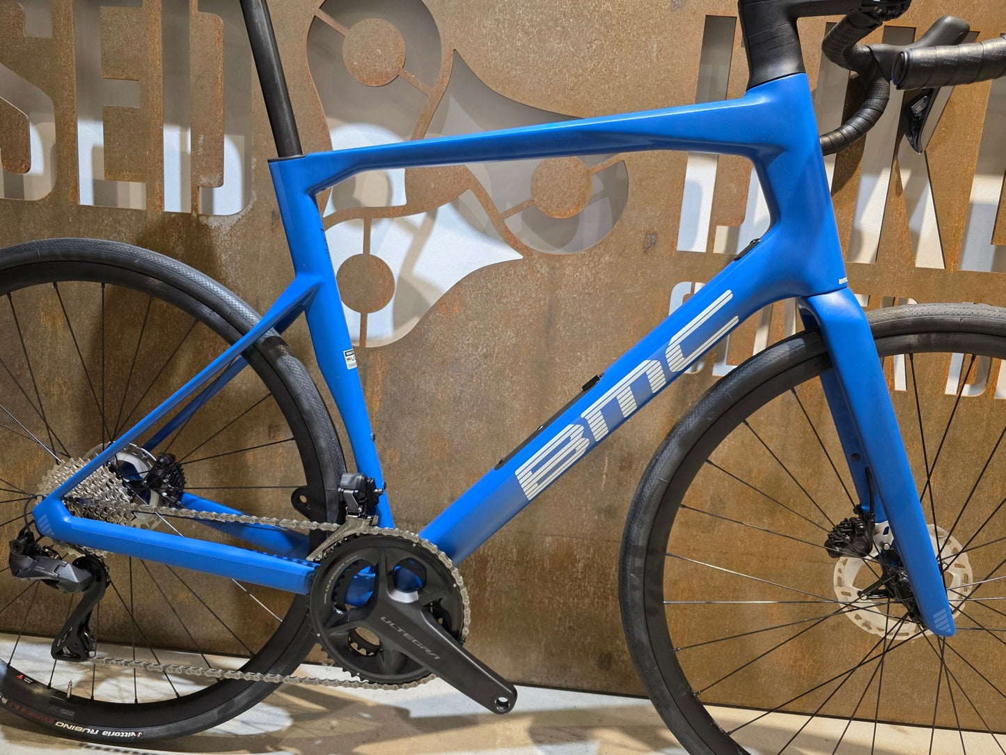 Rennrad von Bmc, BMC ROADMACHINE TWO / SHIMANO ULTEGRA DI2 / 61CM vor USEDBIKES - OB.DE Hintergrund
