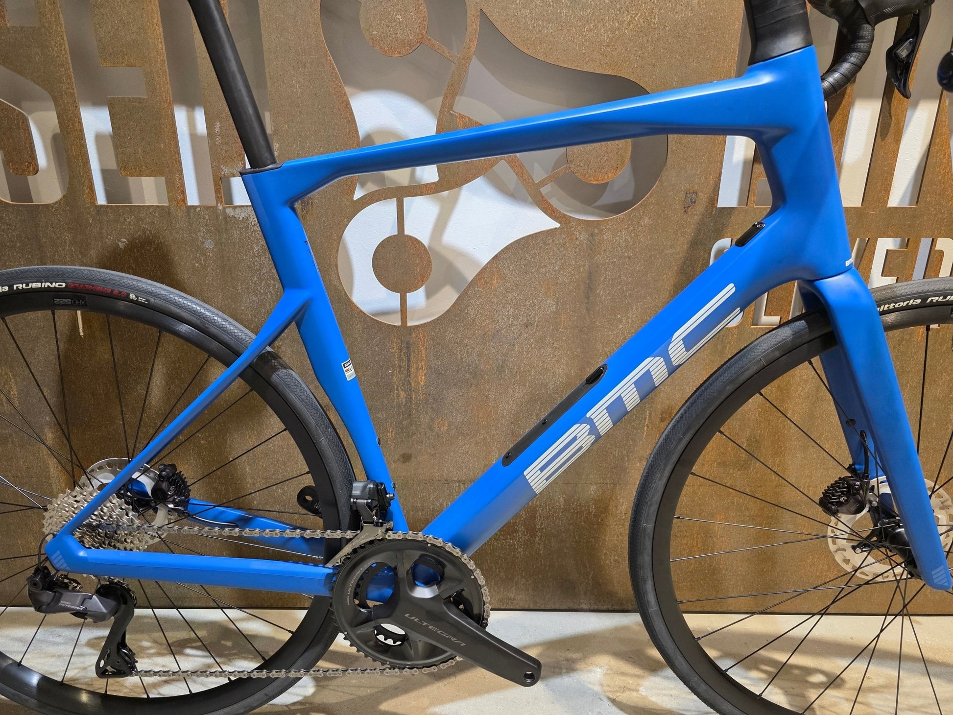 Rennrad von Bmc, BMC ROADMACHINE TWO / SHIMANO ULTEGRA DI2 / 61CM vor USEDBIKES - OB.DE Hintergrund