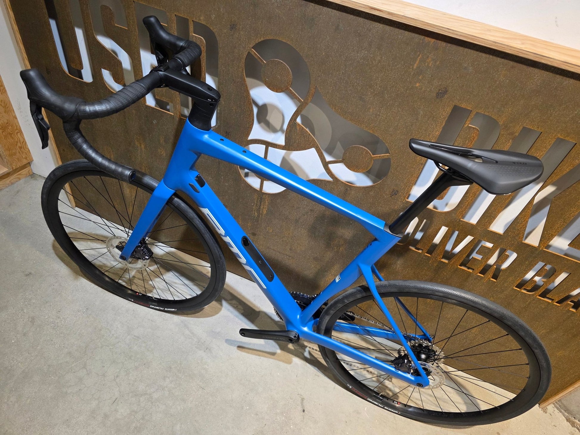 Rennrad von Bmc, BMC ROADMACHINE TWO / SHIMANO ULTEGRA DI2 / 61CM vor USEDBIKES - OB.DE Hintergrund