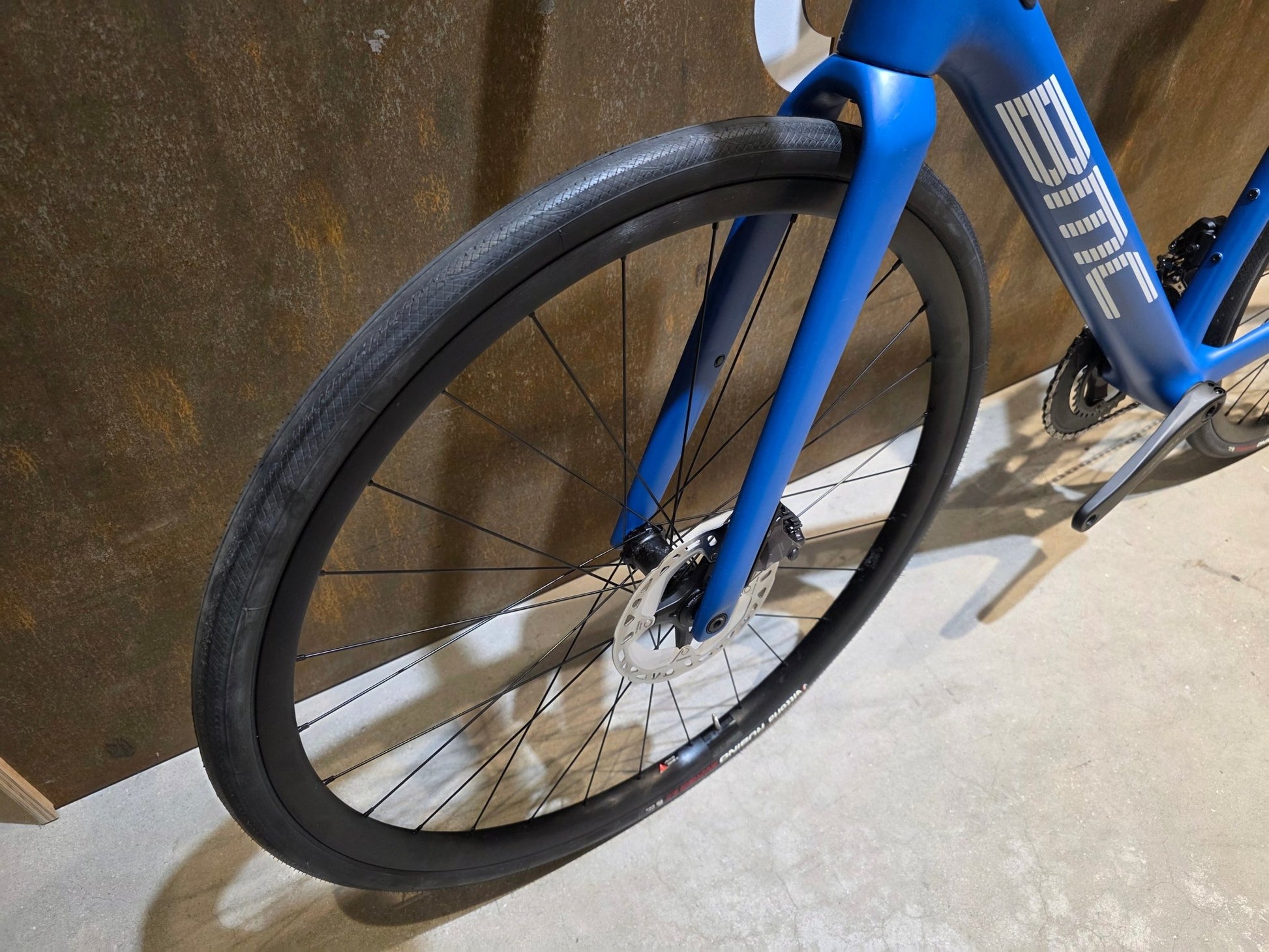 Rennrad von Bmc, BMC ROADMACHINE TWO / SHIMANO ULTEGRA DI2 / 61CM vor USEDBIKES - OB.DE Hintergrund