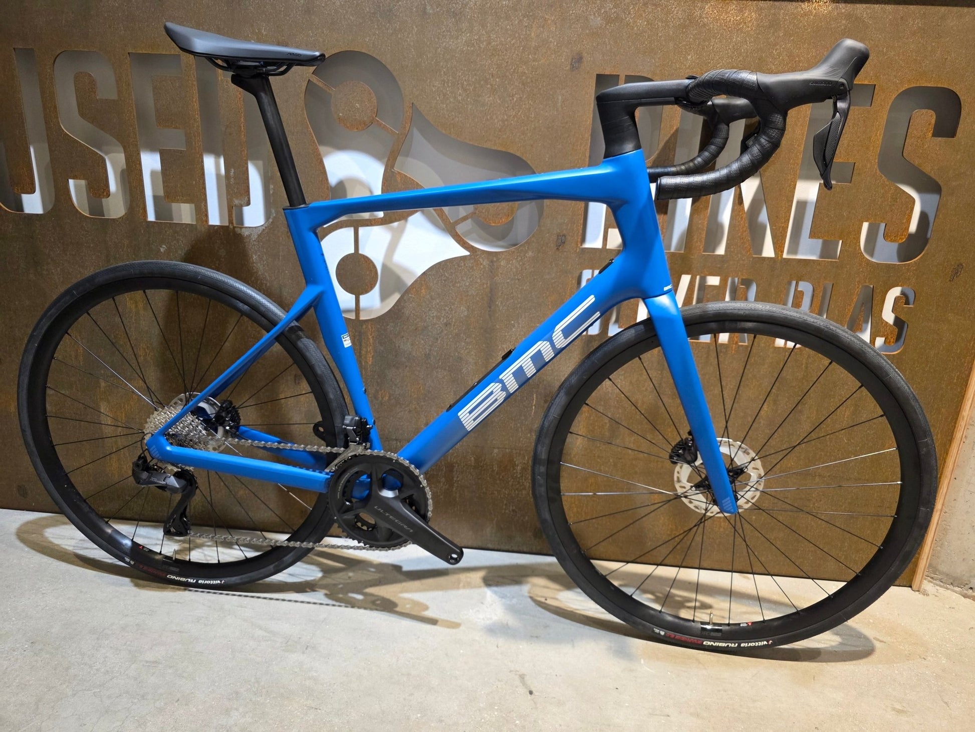 Rennrad von Bmc, BMC ROADMACHINE TWO / SHIMANO ULTEGRA DI2 / 61CM vor USEDBIKES - OB.DE Hintergrund