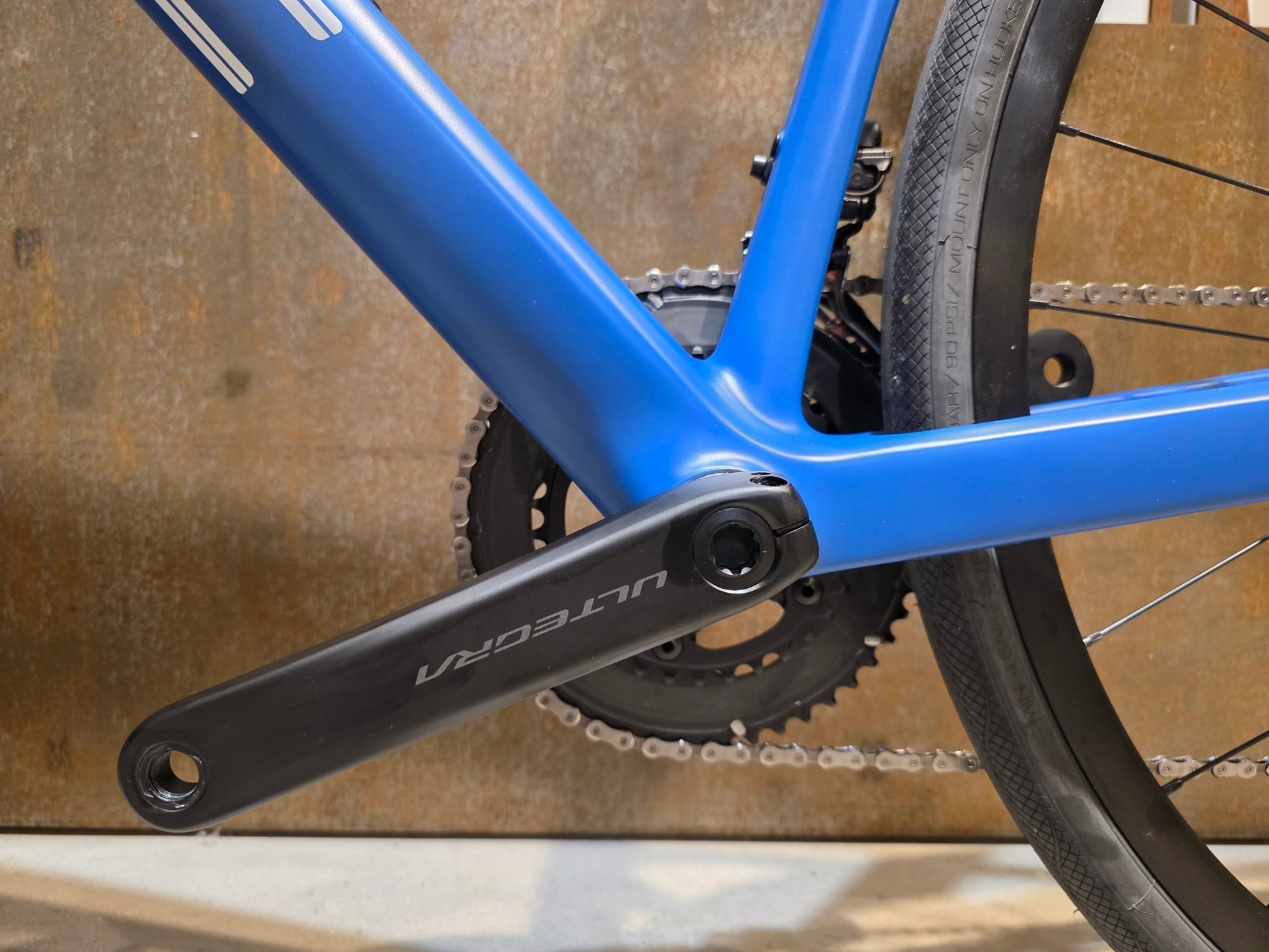 Rennrad von Bmc, BMC ROADMACHINE TWO / SHIMANO ULTEGRA DI2 / 61CM vor USEDBIKES - OB.DE Hintergrund