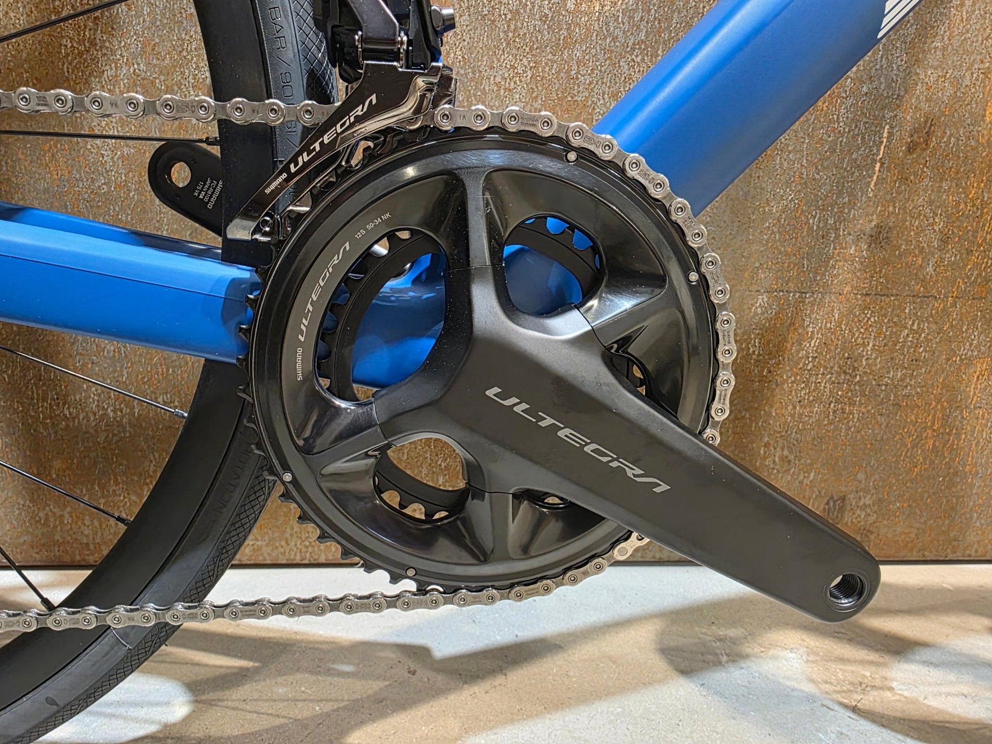 Rennrad von Bmc, BMC ROADMACHINE TWO / SHIMANO ULTEGRA DI2 / 61CM vor USEDBIKES - OB.DE Hintergrund