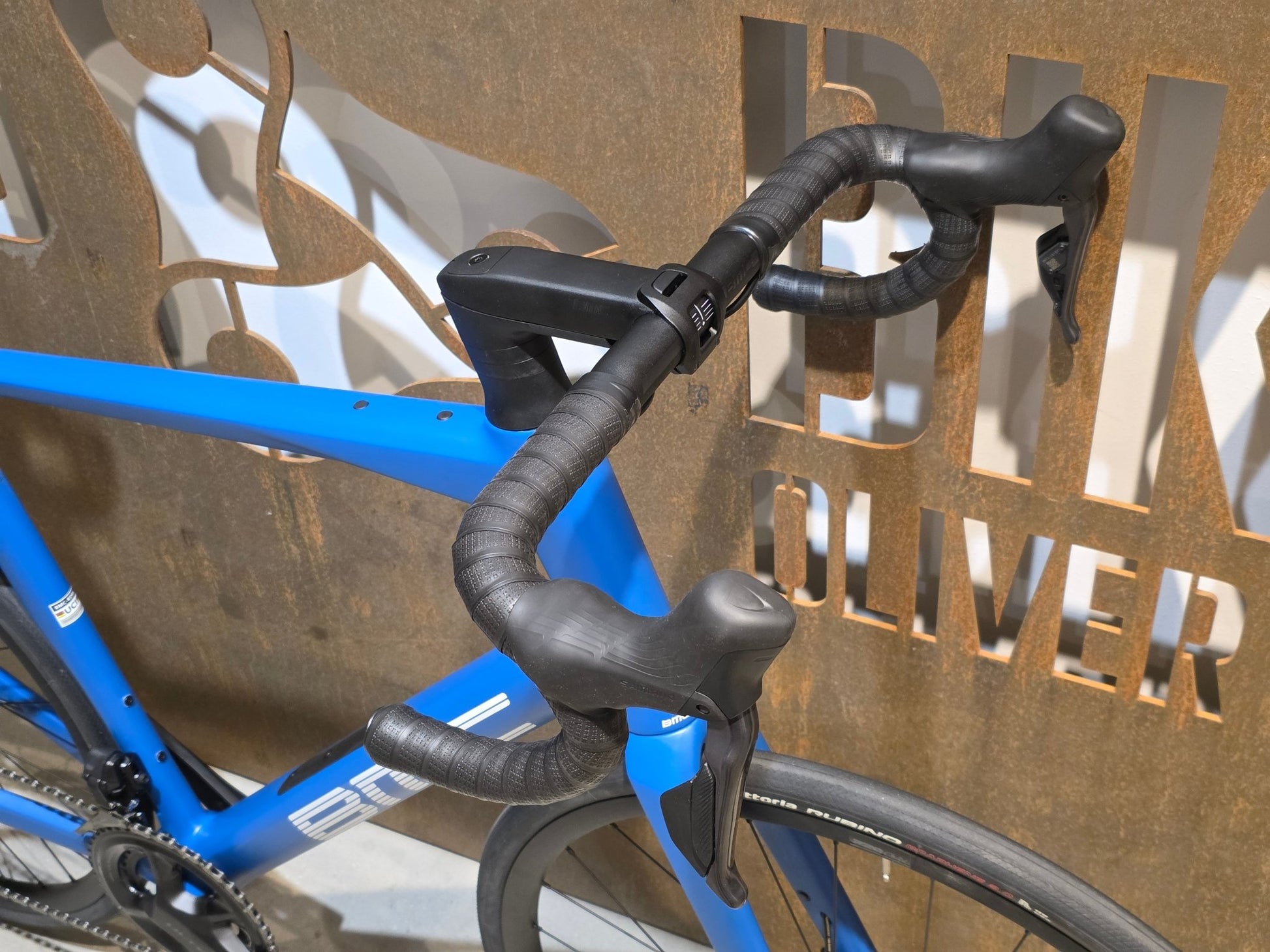 Rennrad von Bmc, BMC ROADMACHINE TWO / SHIMANO ULTEGRA DI2 / 61CM vor USEDBIKES - OB.DE Hintergrund