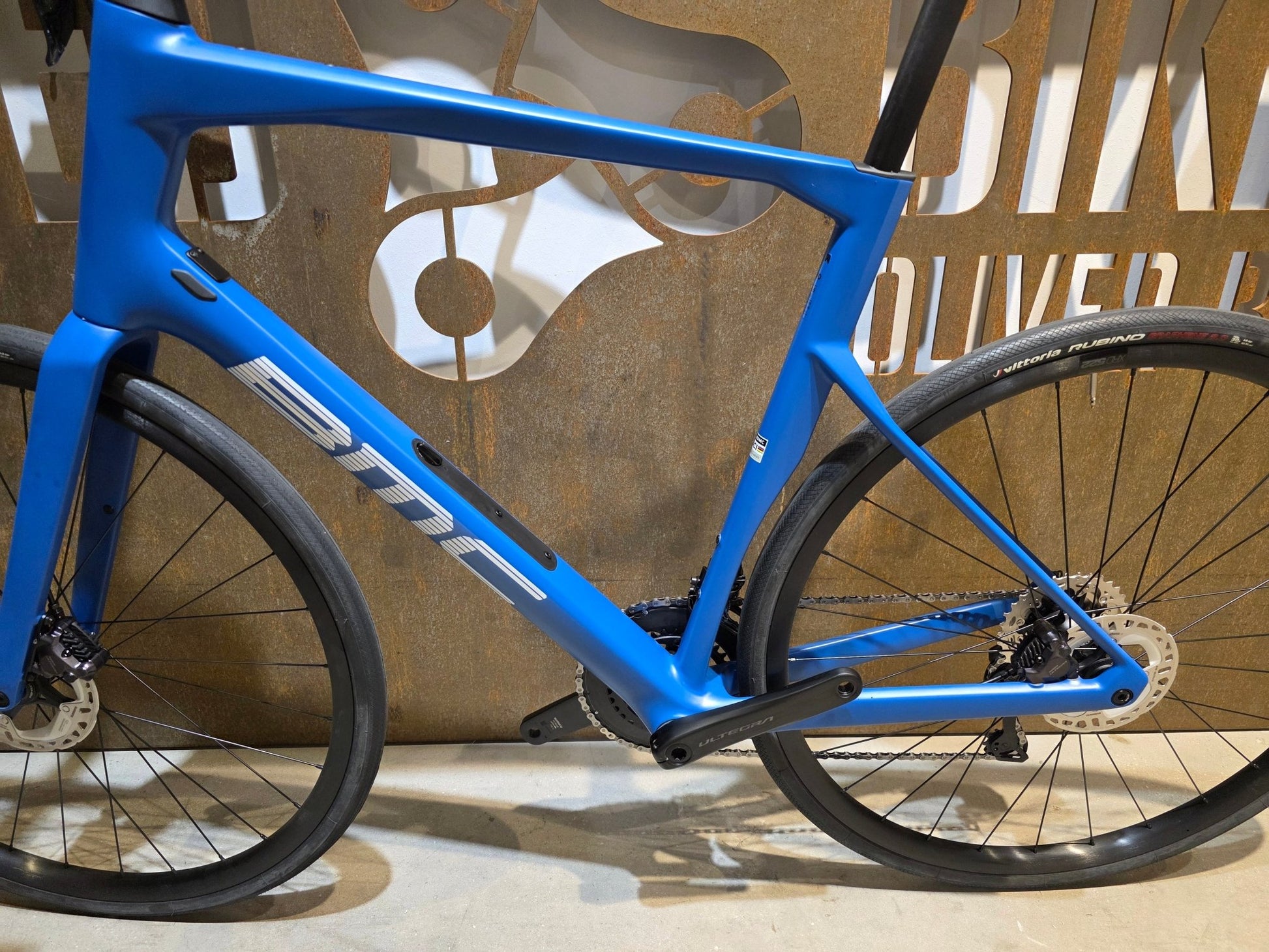 Rennrad von Bmc, BMC ROADMACHINE TWO / SHIMANO ULTEGRA DI2 / 61CM vor USEDBIKES - OB.DE Hintergrund