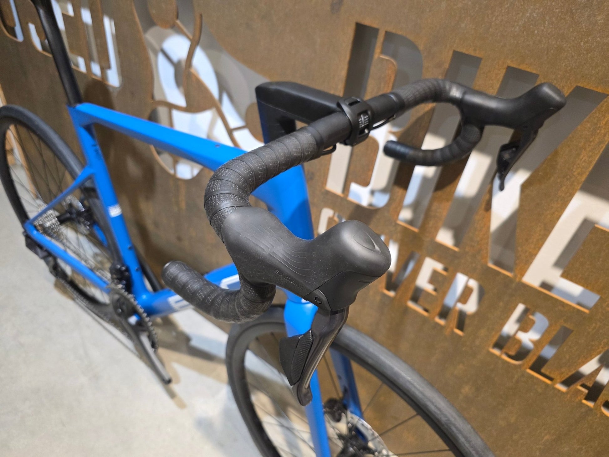 Rennrad von Bmc, BMC ROADMACHINE TWO / SHIMANO ULTEGRA DI2 / 61CM vor USEDBIKES - OB.DE Hintergrund