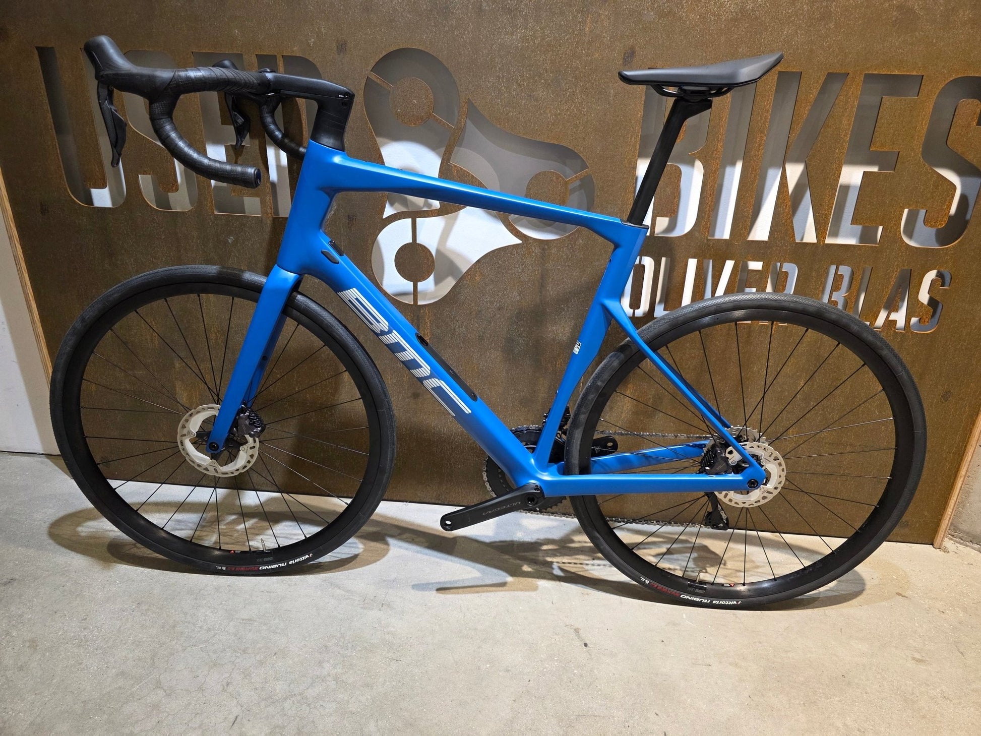 Rennrad von Bmc, BMC ROADMACHINE TWO / SHIMANO ULTEGRA DI2 / 61CM vor USEDBIKES - OB.DE Hintergrund