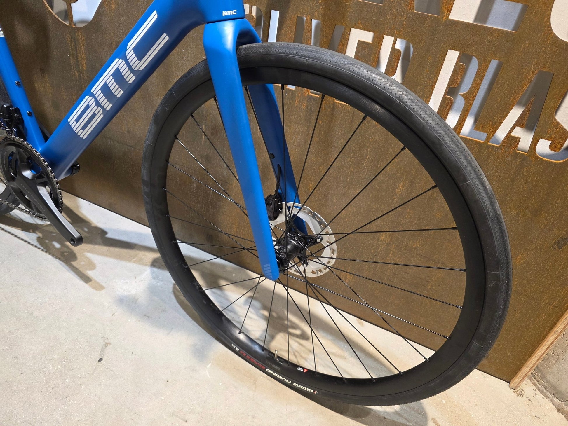 Rennrad von Bmc, BMC ROADMACHINE TWO / SHIMANO ULTEGRA DI2 / 61CM vor USEDBIKES - OB.DE Hintergrund