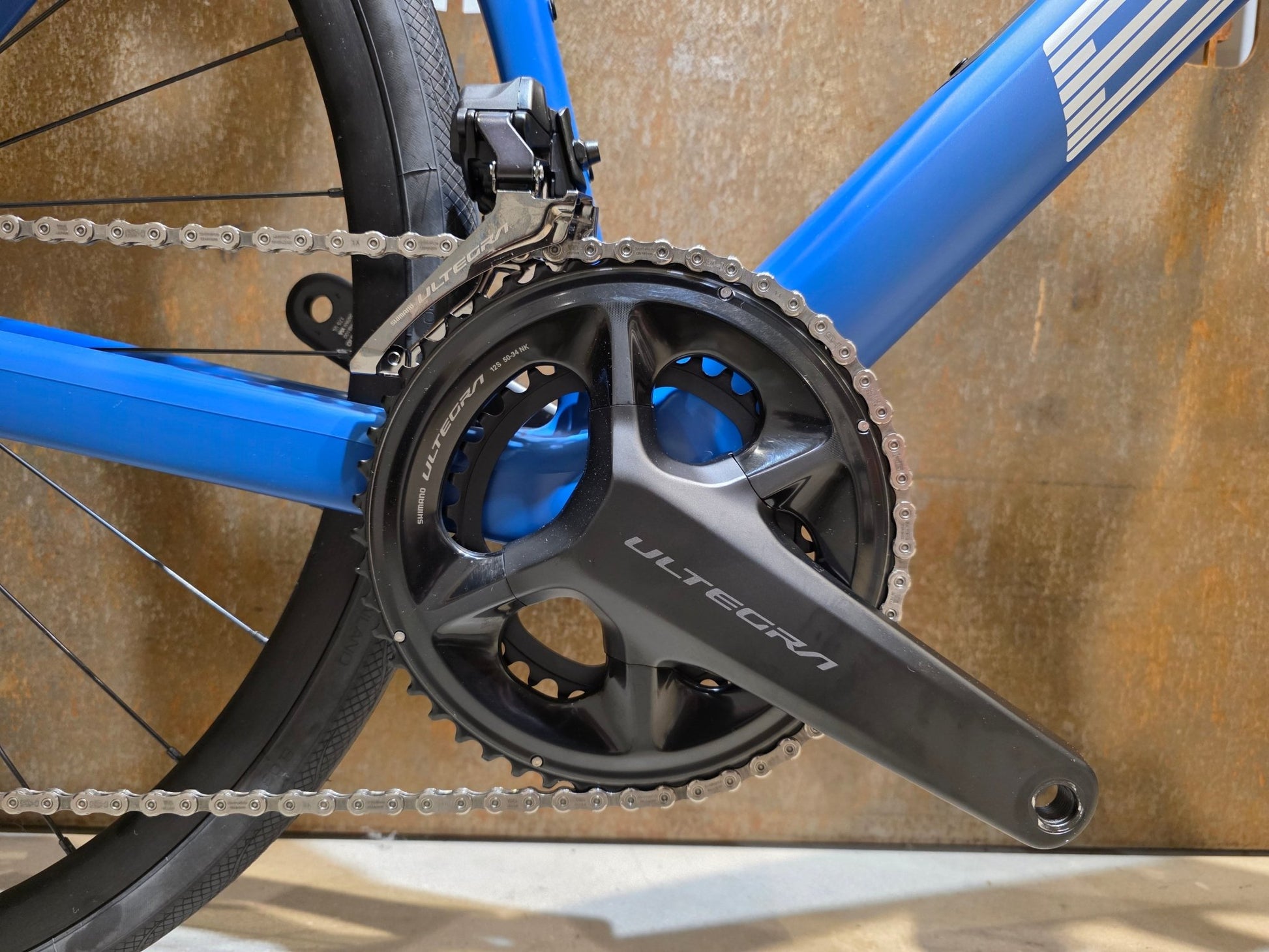 Rennrad von Bmc, BMC ROADMACHINE TWO / SHIMANO ULTEGRA DI2 / 61CM vor USEDBIKES - OB.DE Hintergrund