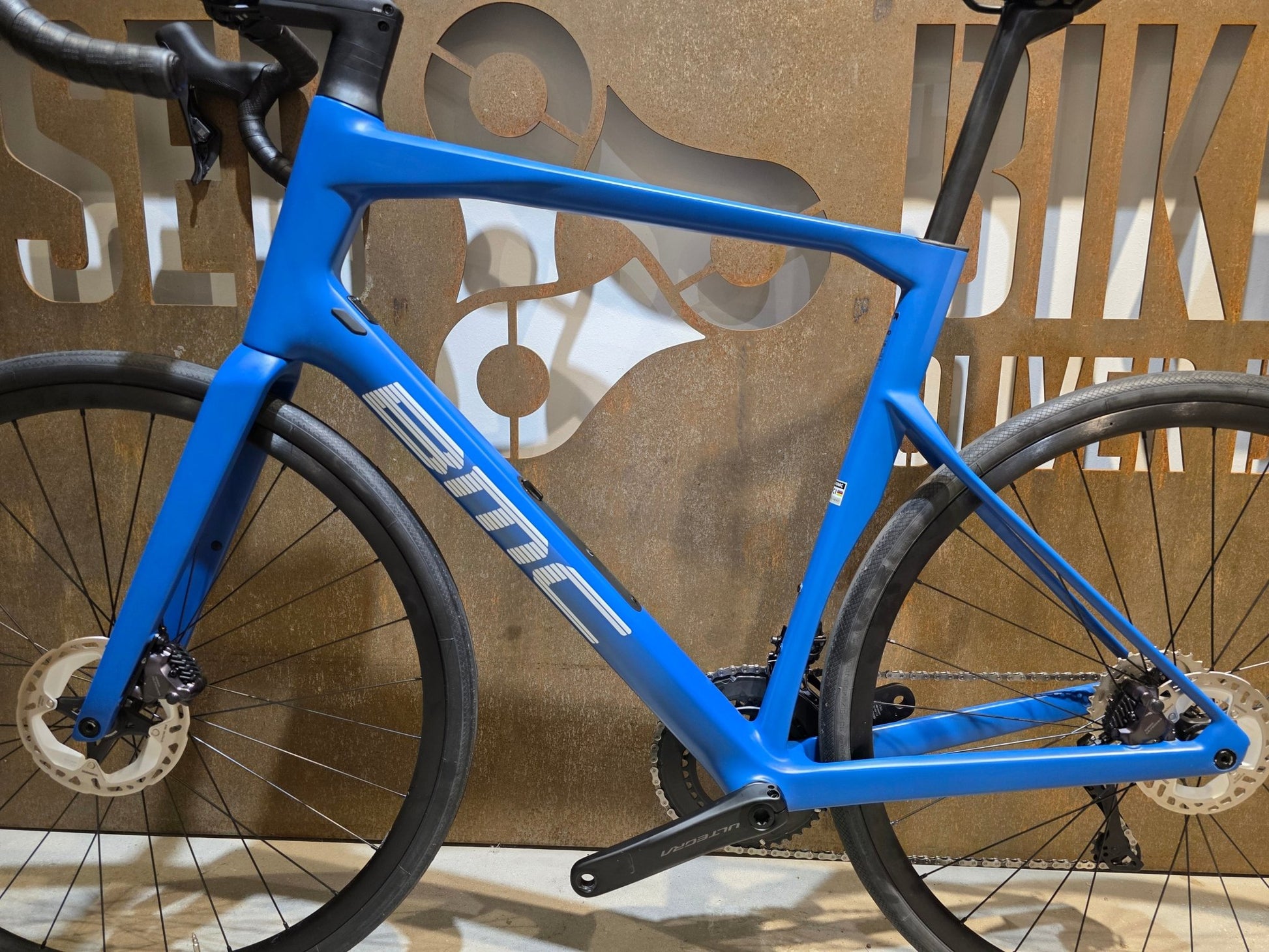 Rennrad von Bmc, BMC ROADMACHINE TWO / SHIMANO ULTEGRA DI2 / 61CM vor USEDBIKES - OB.DE Hintergrund