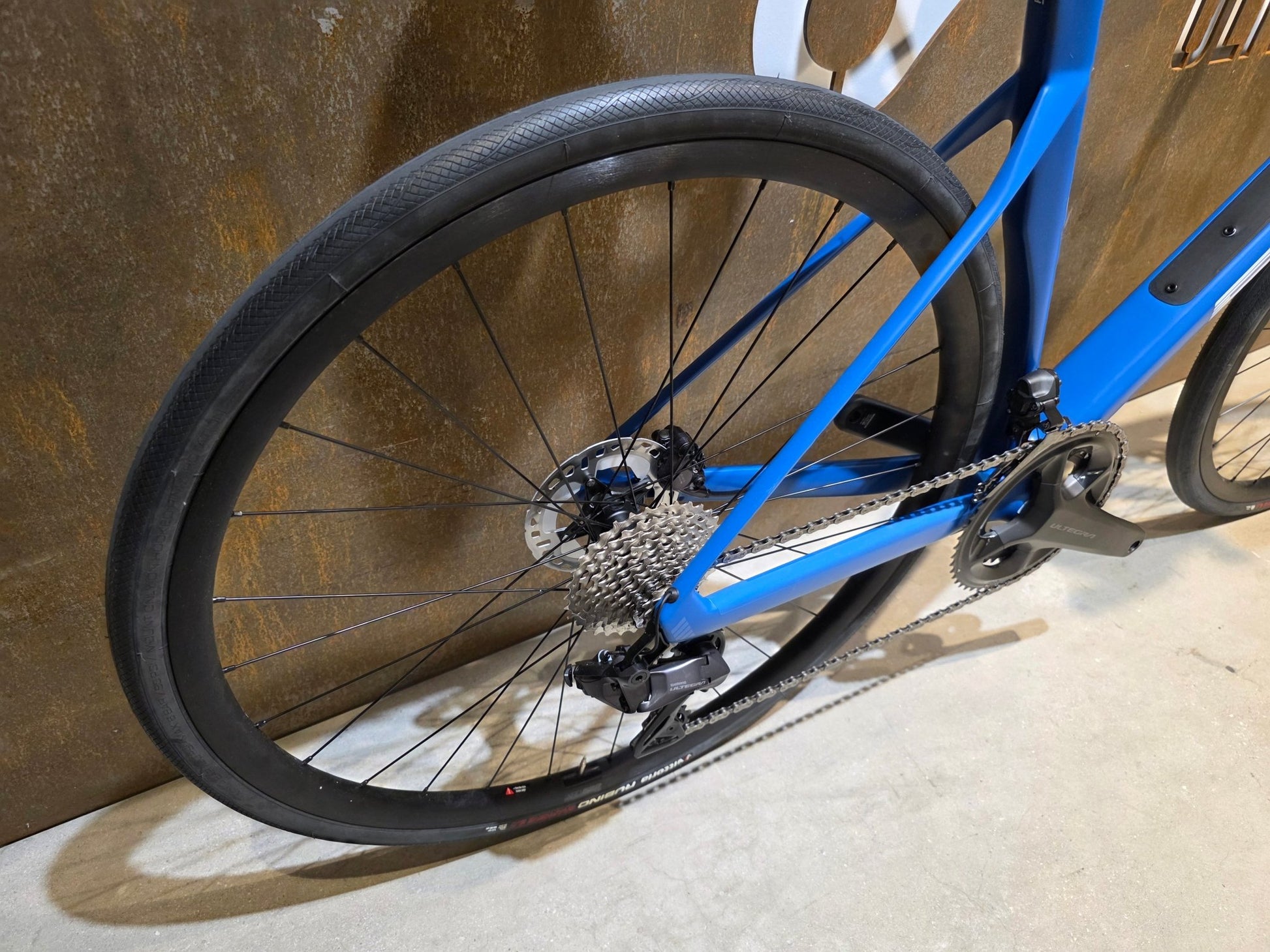 Rennrad von Bmc, BMC ROADMACHINE TWO / SHIMANO ULTEGRA DI2 / 61CM vor USEDBIKES - OB.DE Hintergrund