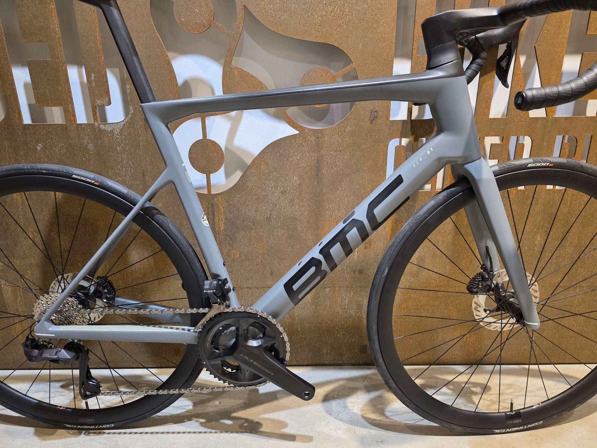 Rennrad von Bmc, BMC SLR01 FIVE / SHIMANO ULTEGRA DI2 / 58CM in variant_title vor USEDBIKES - OB.DE Hintergrund