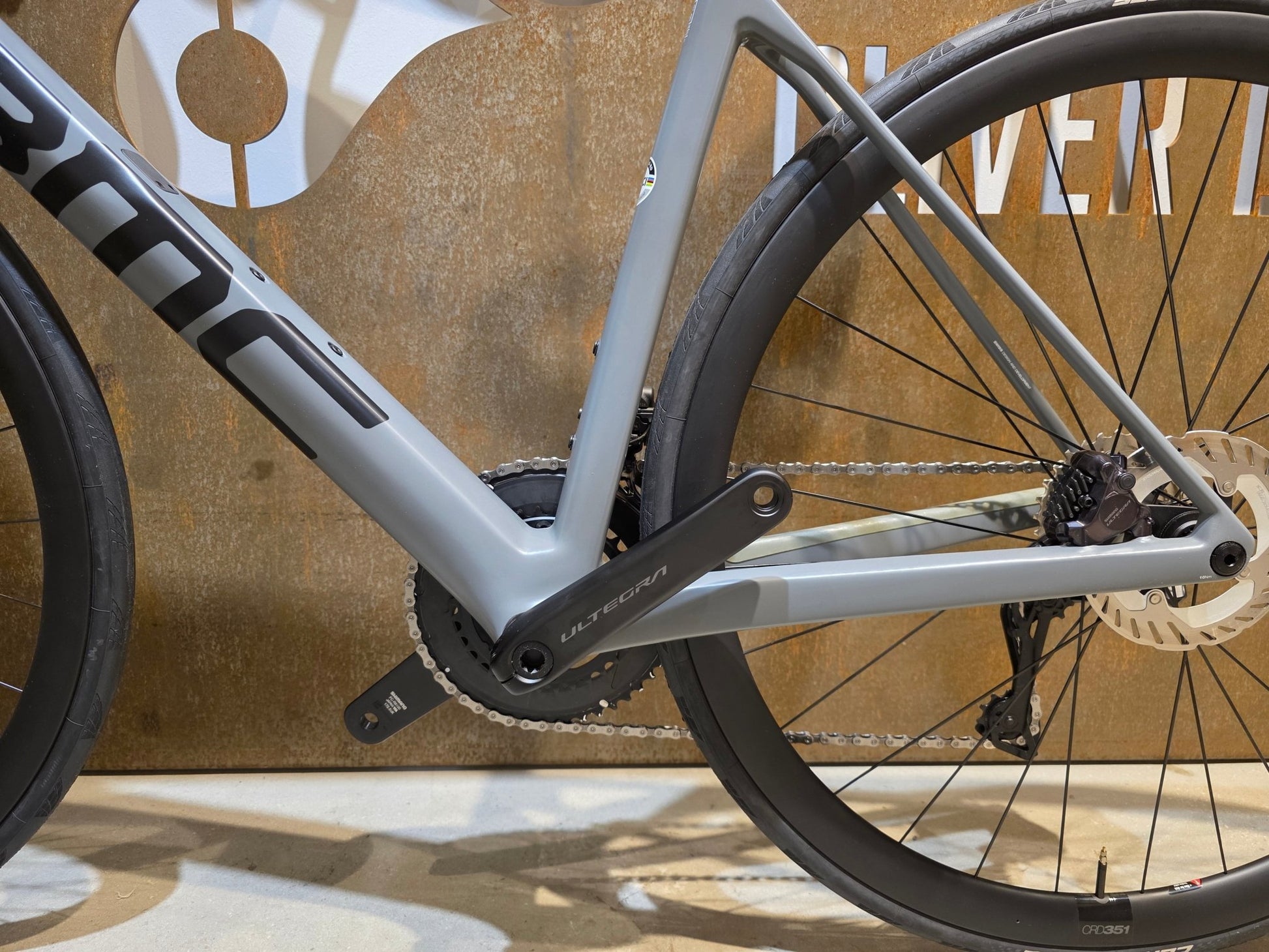 Rennrad von Bmc, BMC SLR01 FIVE / SHIMANO ULTEGRA DI2 / 58CM in variant_title vor USEDBIKES - OB.DE Hintergrund