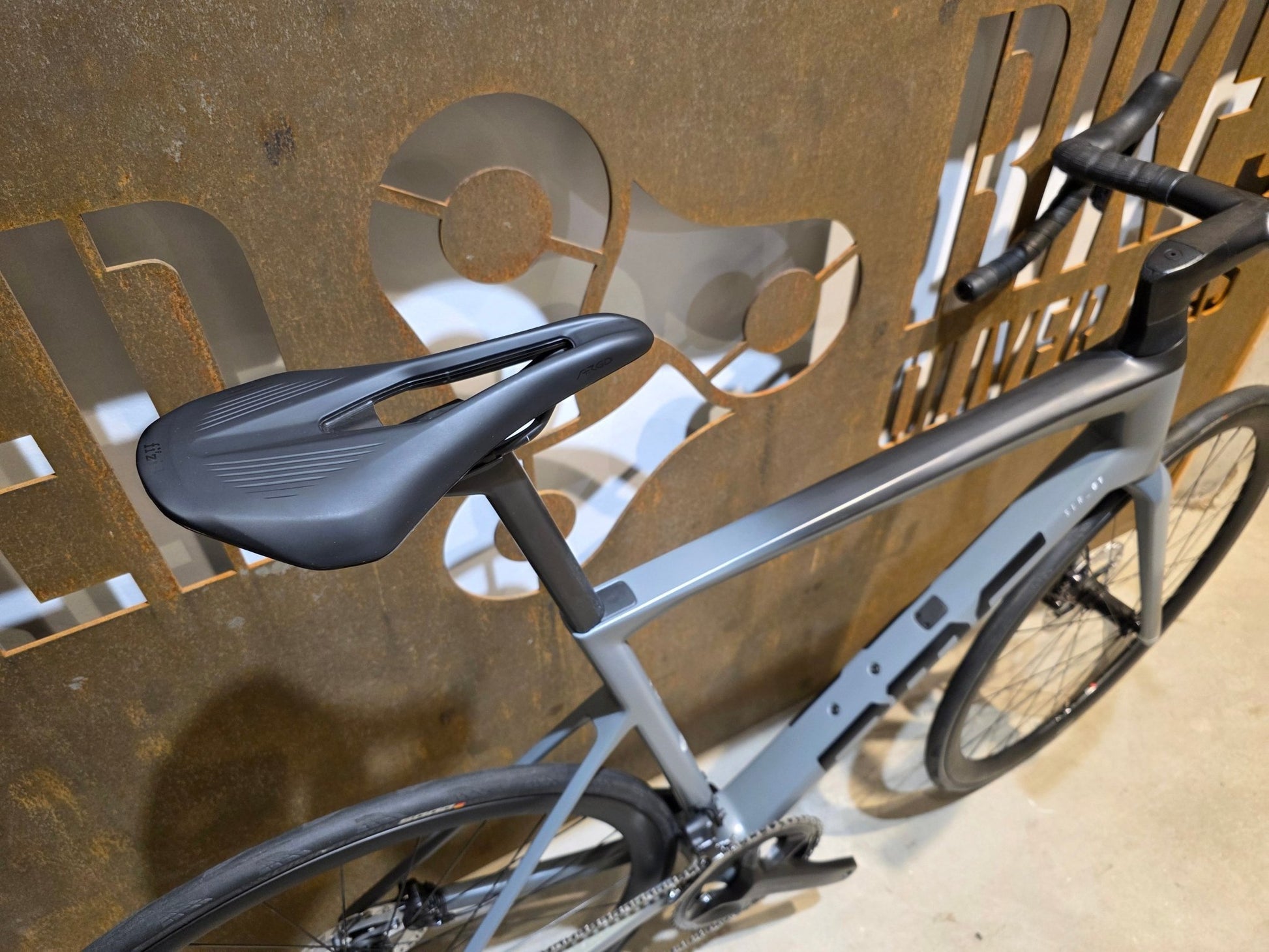 Rennrad von Bmc, BMC SLR01 FIVE / SHIMANO ULTEGRA DI2 / 58CM in variant_title vor USEDBIKES - OB.DE Hintergrund