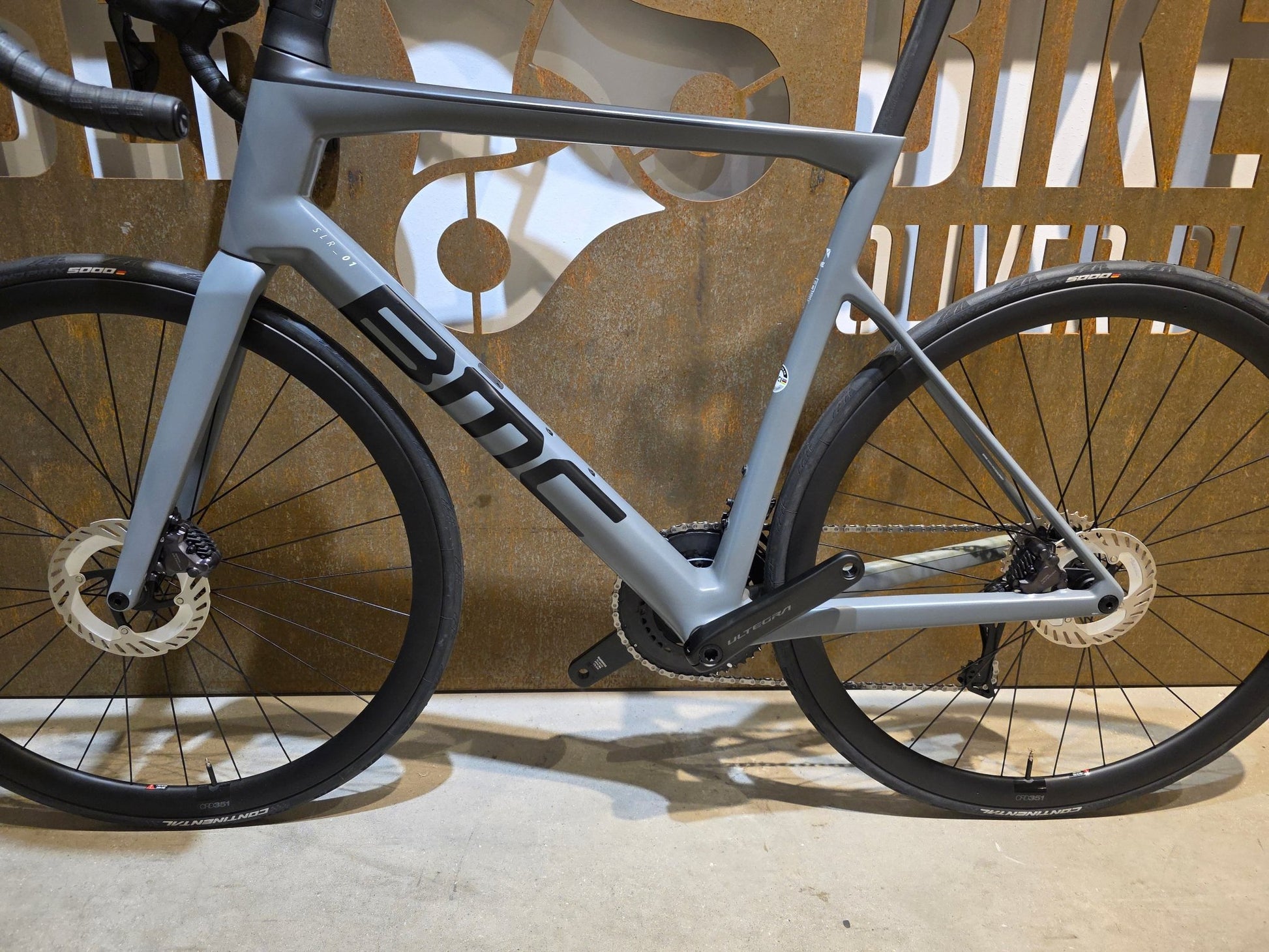 Rennrad von Bmc, BMC SLR01 FIVE / SHIMANO ULTEGRA DI2 / 58CM in variant_title vor USEDBIKES - OB.DE Hintergrund