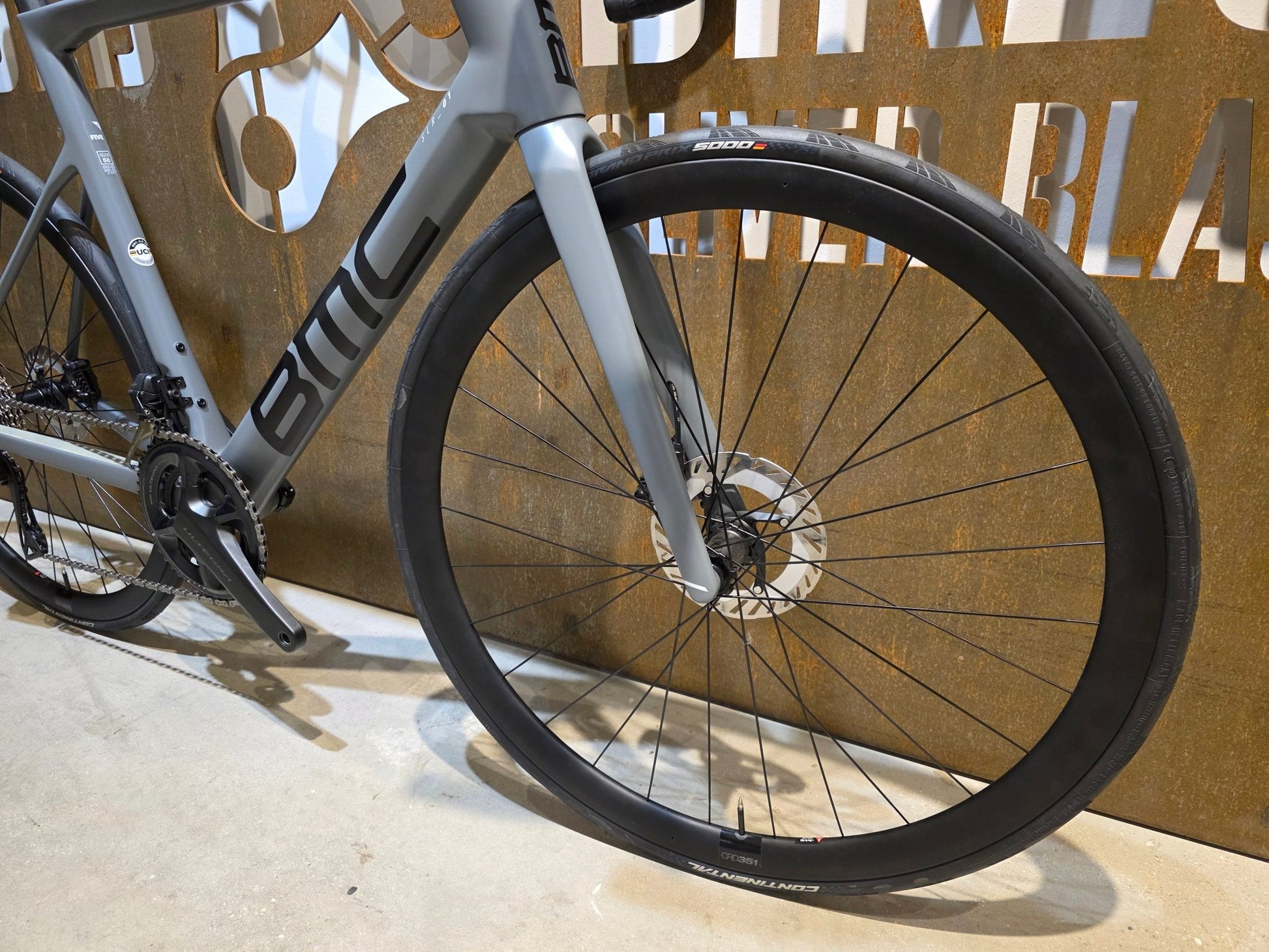 Rennrad von Bmc, BMC SLR01 FIVE / SHIMANO ULTEGRA DI2 / 58CM in variant_title vor USEDBIKES - OB.DE Hintergrund