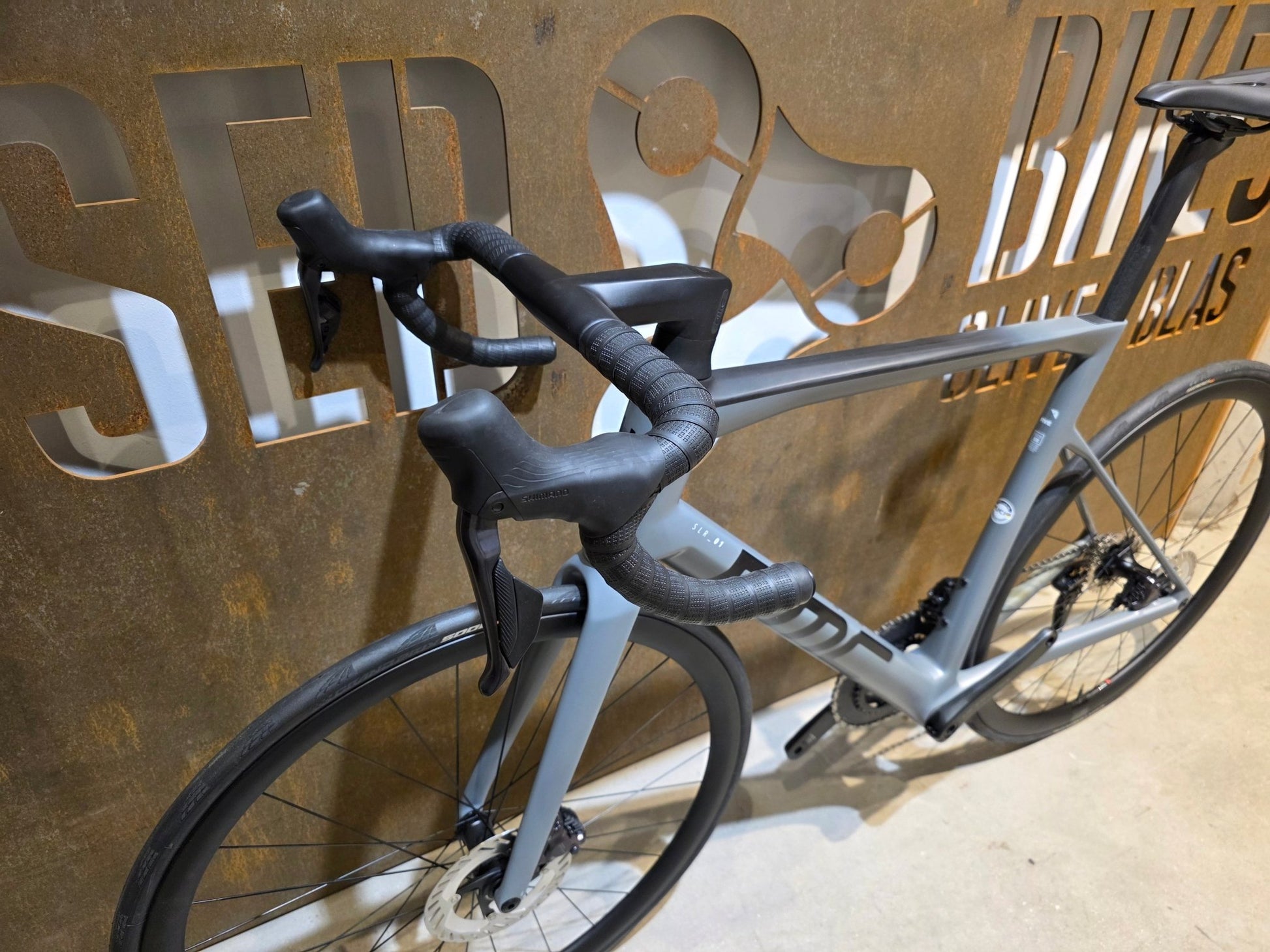 Rennrad von Bmc, BMC SLR01 FIVE / SHIMANO ULTEGRA DI2 / 58CM in variant_title vor USEDBIKES - OB.DE Hintergrund