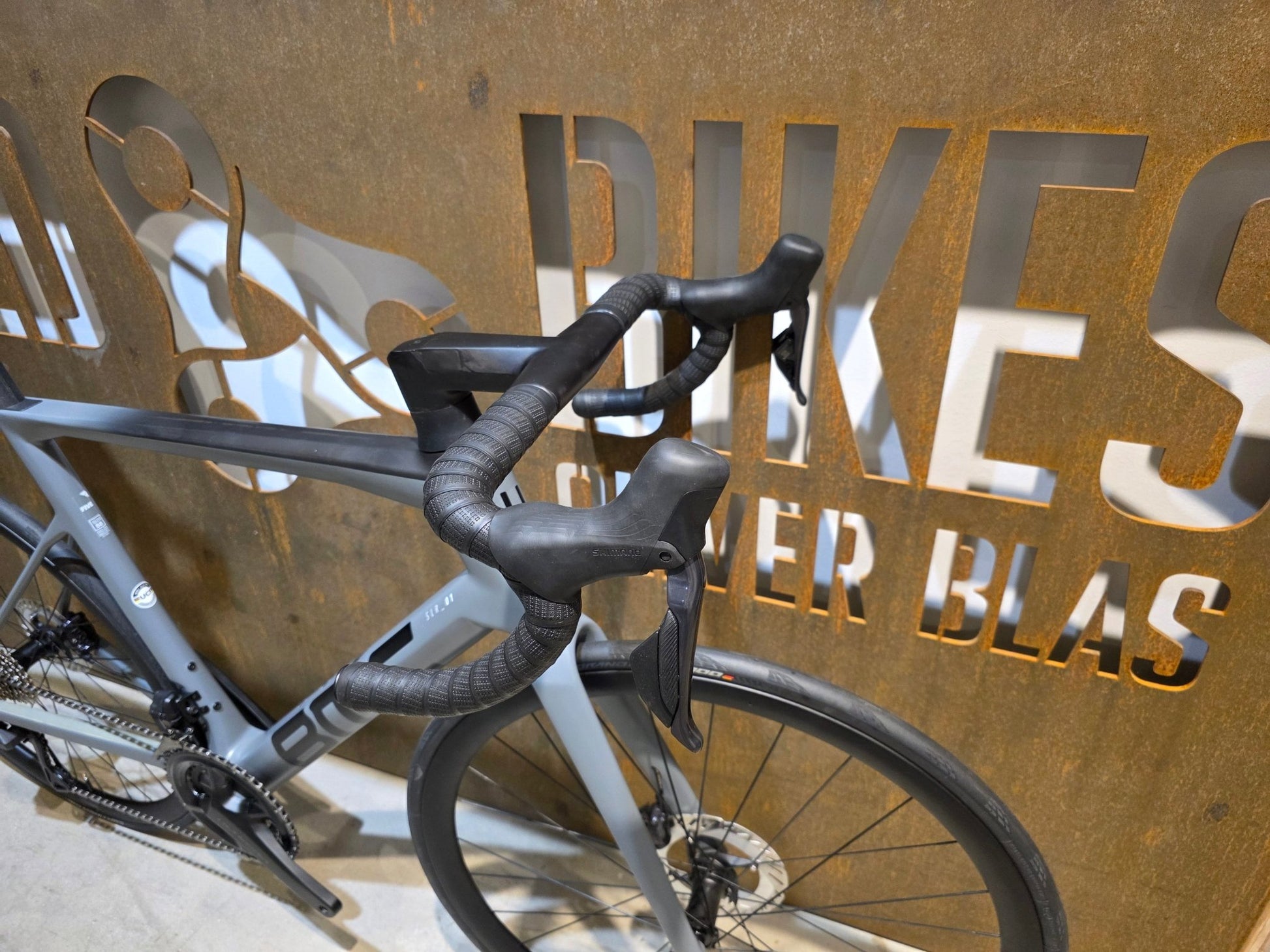 Rennrad von Bmc, BMC SLR01 FIVE / SHIMANO ULTEGRA DI2 / 58CM in variant_title vor USEDBIKES - OB.DE Hintergrund