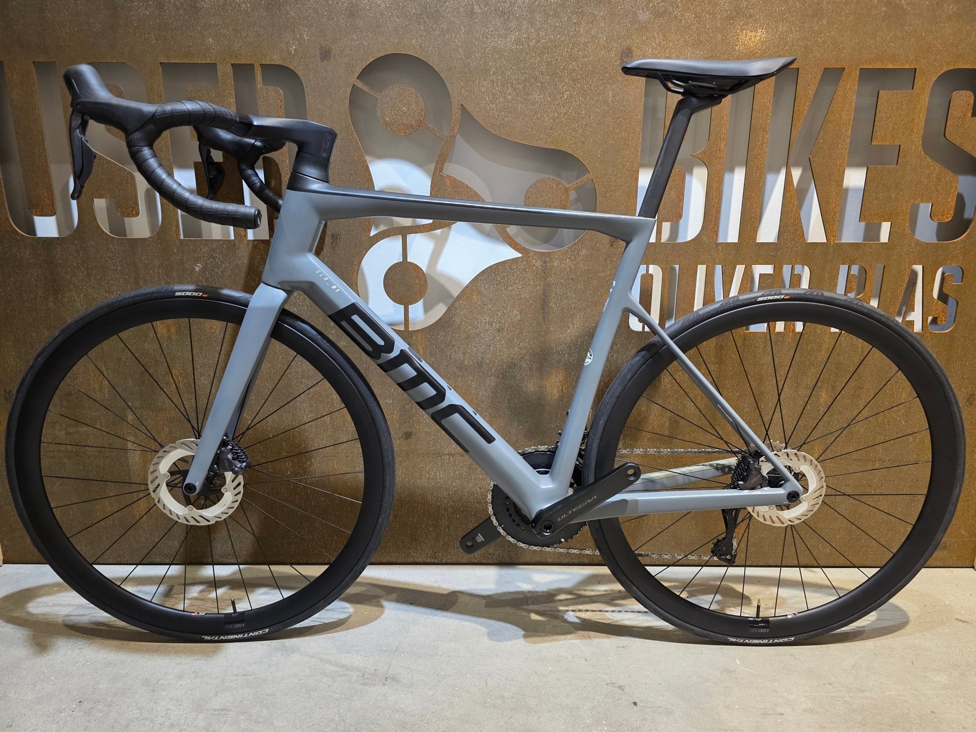 Rennrad von Bmc, BMC SLR01 FIVE / SHIMANO ULTEGRA DI2 / 58CM in variant_title vor USEDBIKES - OB.DE Hintergrund