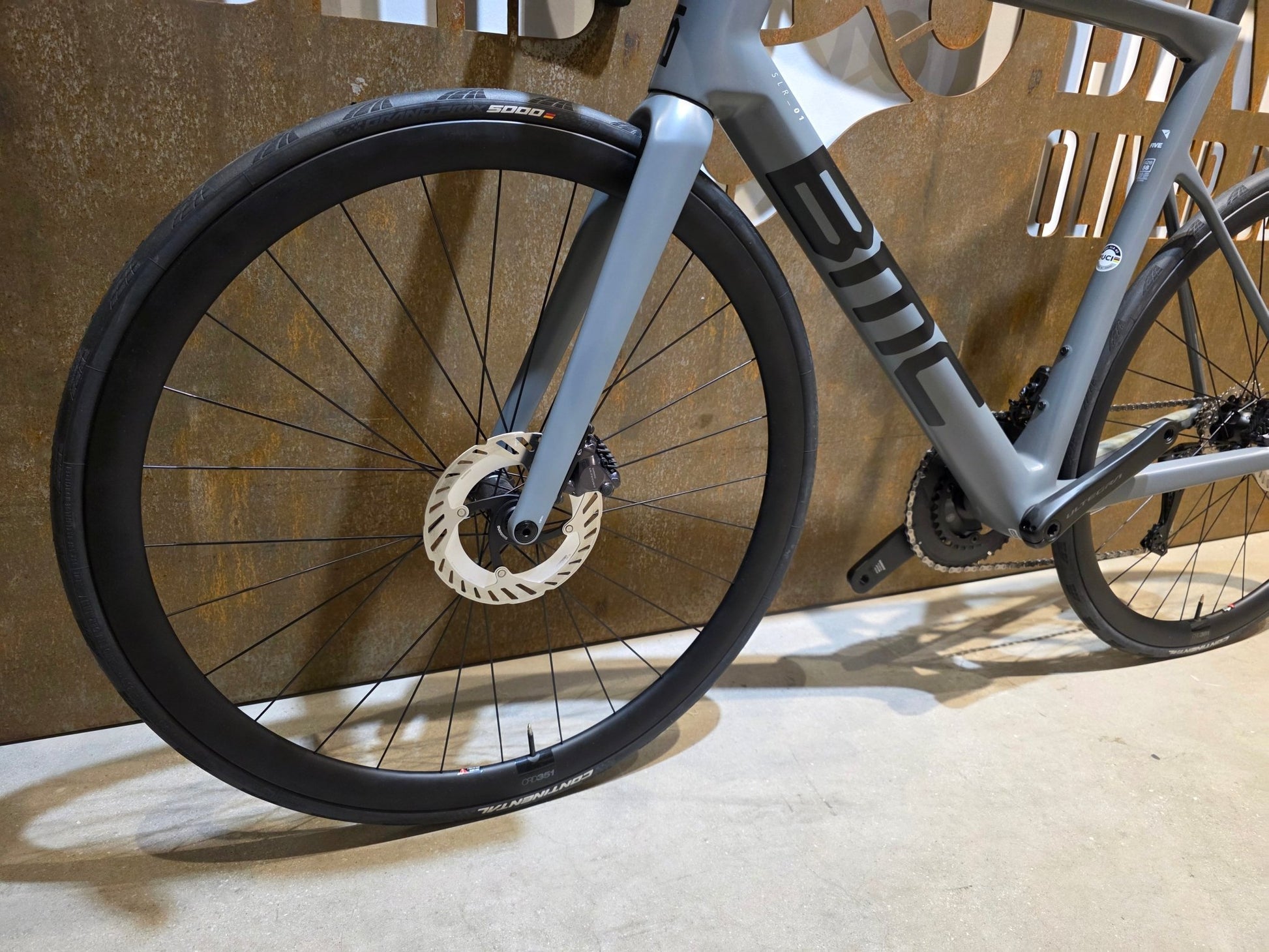 Rennrad von Bmc, BMC SLR01 FIVE / SHIMANO ULTEGRA DI2 / 58CM in variant_title vor USEDBIKES - OB.DE Hintergrund