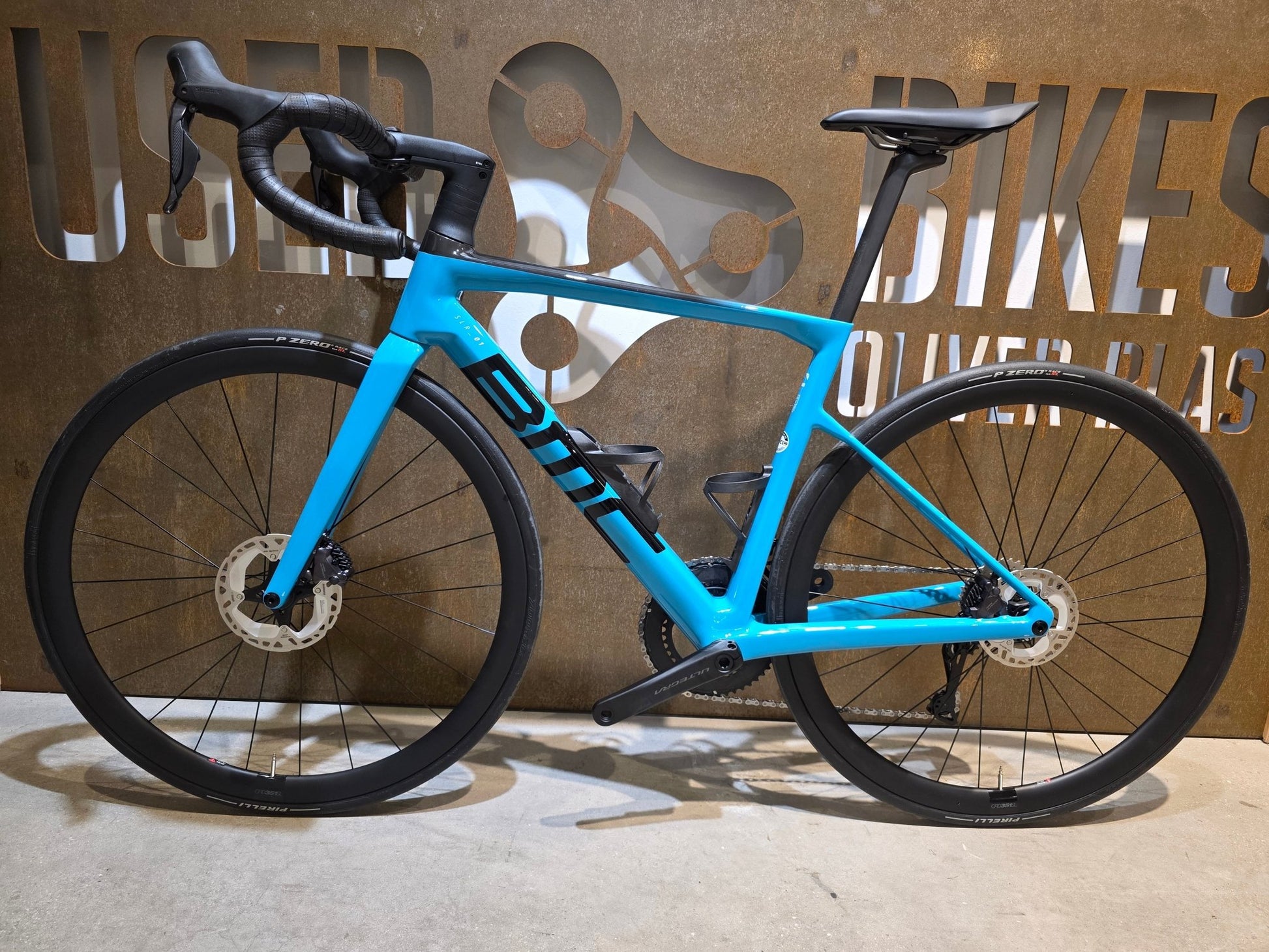 Rennrad von Bmc, BMC SLR01 FOUR / SHIMANO ULTEGRA DI2 / 51CM vor USEDBIKES - OB.DE Hintergrund